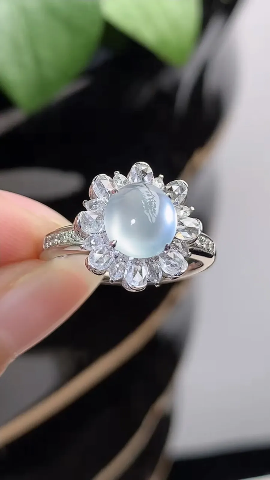 a货翡翠高冰种18K金伴钻镶嵌白月光蛋面戒指 圈口17裸石尺寸7.3×6.8mm 重量4.60g 1211