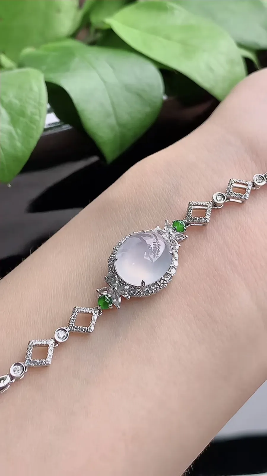 a货翡翠冰种18K金伴钻镶嵌白月光蛋面手链 尺寸11.3×9.5×8.2mm 重量8.40g 121