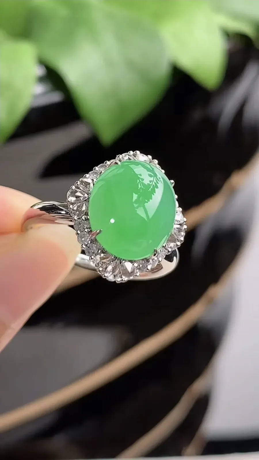 a货翡翠冰种18K金伴钻镶嵌甜绿蛋面戒指 圈口17.7裸石尺寸11.5×10mm 重量3.58g 1212