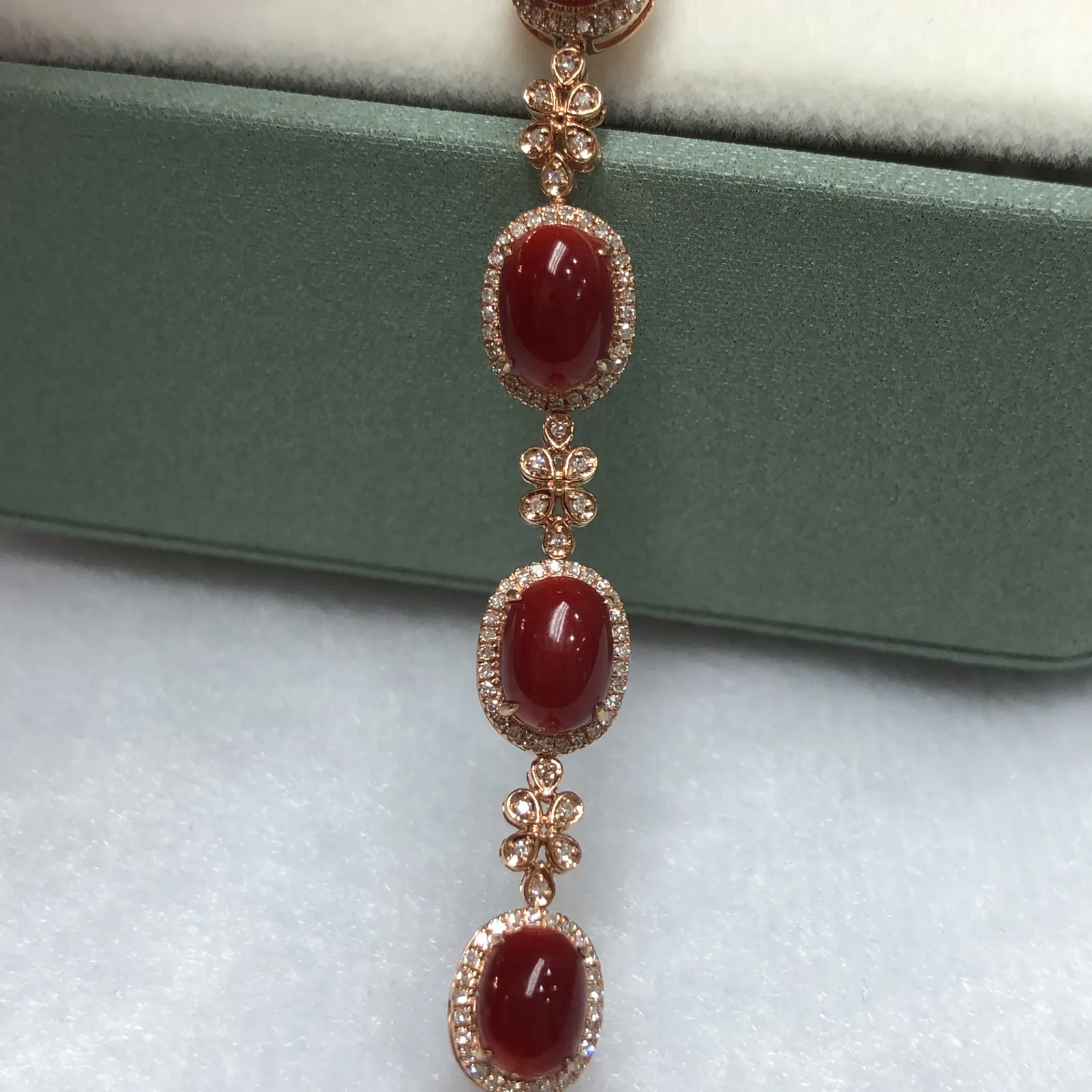 【天然阿卡赤血牛血红珊瑚18K厚金精镶手链】天然️添加，日本阿卡材料，赤血牛血红色，共6颗蛋面，18k金钻石 镶嵌，裸面尺寸约8*5.7*5mm，整体尺寸96*7.8*6.6mm，重量7.95克，手链总长度170mm，珊瑚属有机宝石，色泽喜人，质地莹润，珊瑚在深海里经千年生长“形如树，色似火”水与火的融合。