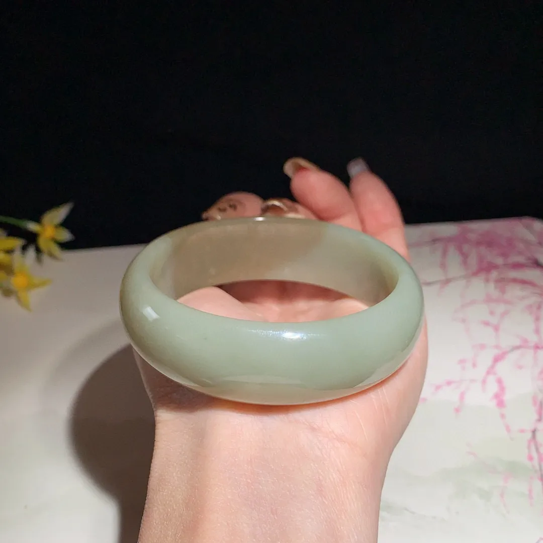 和田玉60圈口且末糖手镯！圈口60宽20玉质细腻油润 底色纯净 无裂无黑 脂粉好，品质高