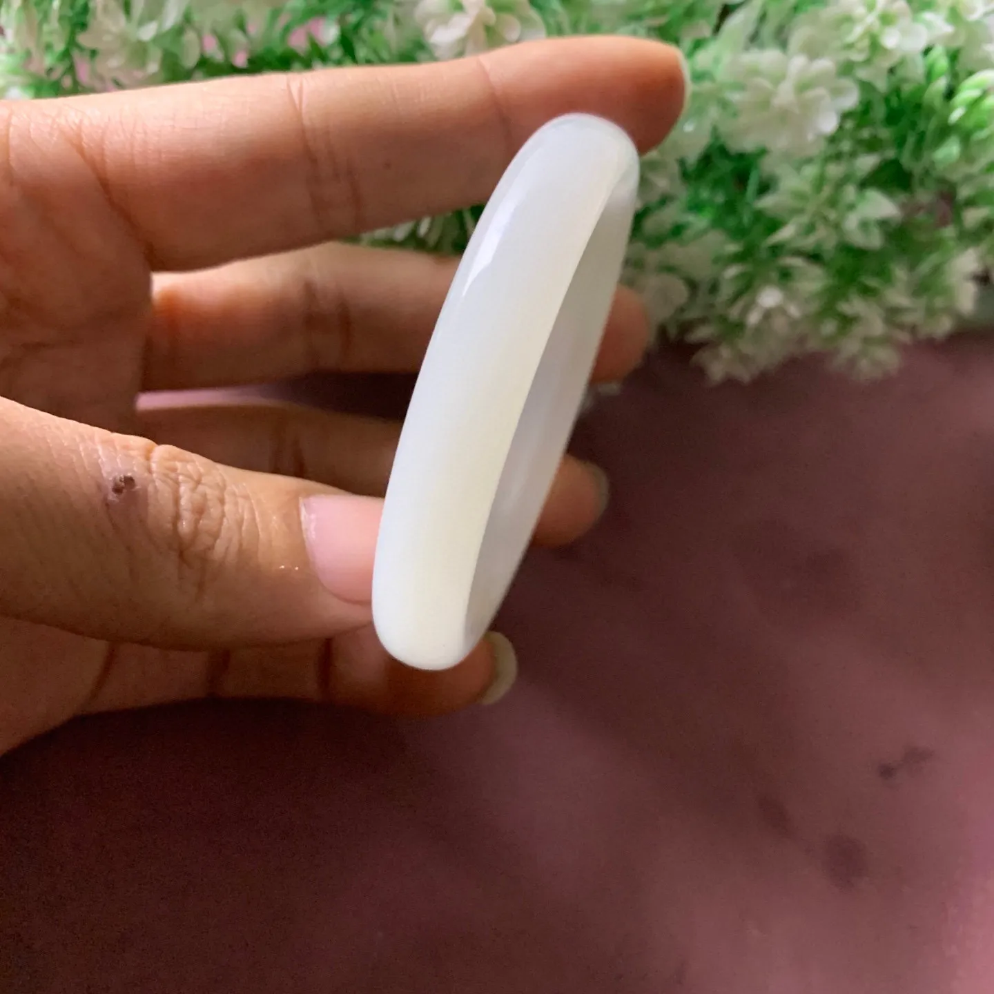 51.5圈口和田玉羊脂白手镯【挽间柔情】，镯型古朴典雅。在诗情画意的雨巷相遇，你是我腕间的一抹风情，有你眸有深情.清风荡漾湖间静水，我愿俯身低眉，在烟波涟漪处寻你