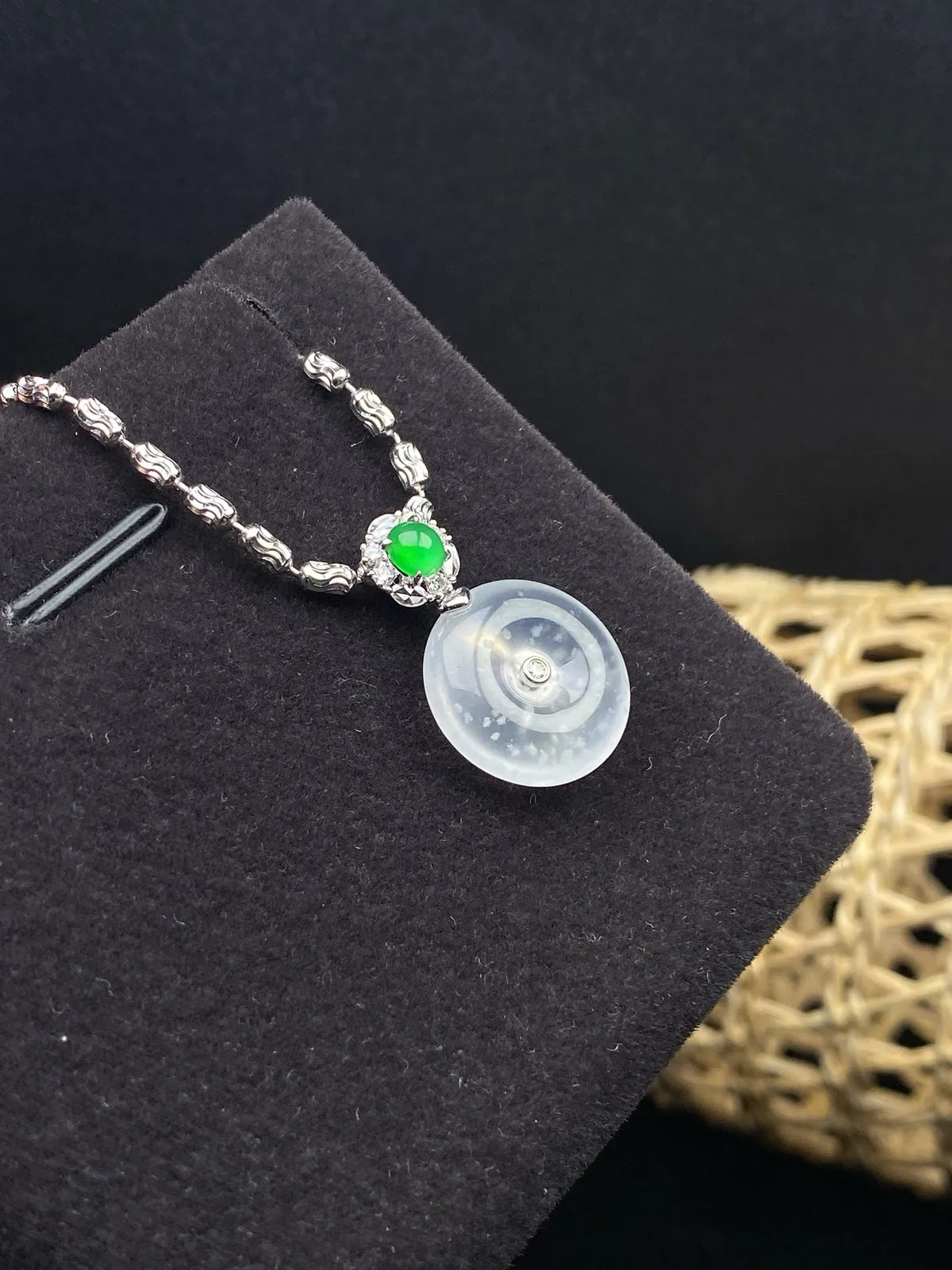 【冰种平安扣】质地非常细腻，冰润十足，种老冰透，18k金钻镶嵌，裸石尺寸14.4*4.8毫米，收藏品