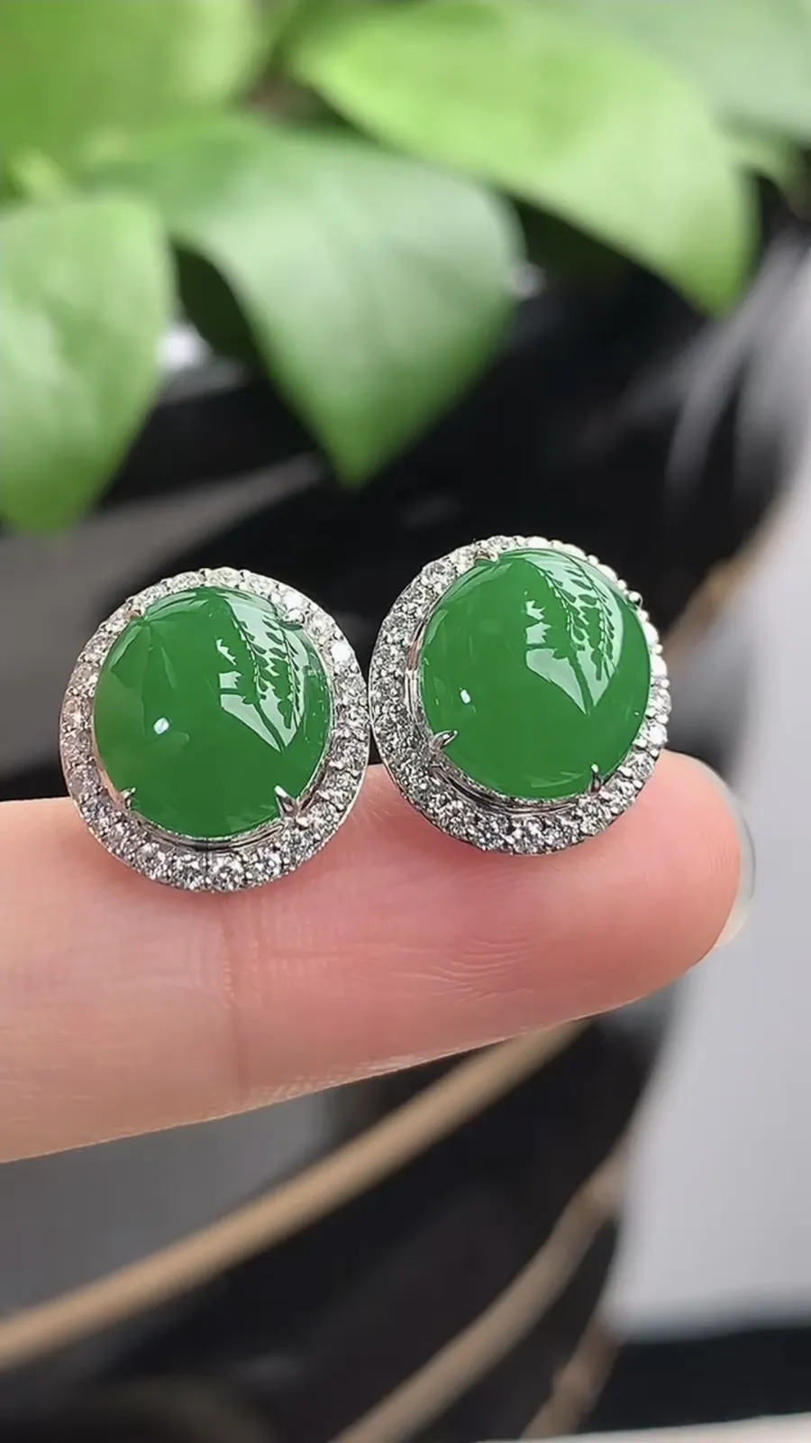 a货翡翠老坑种18K金伴钻镶嵌阳绿蛋面耳钉 尺寸10×8.8mm 重量3.86g 1210