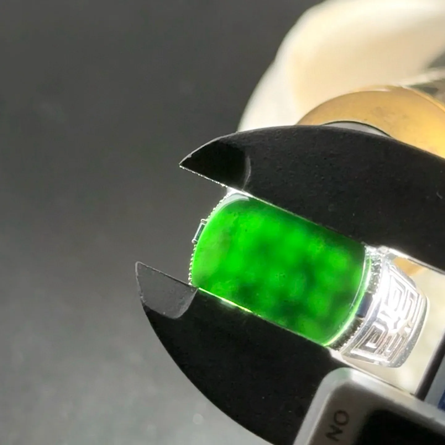 精品18k墨翠马鞍男戒 种好色正 黑度极好 打灯通透 油性十足 尺寸16.1