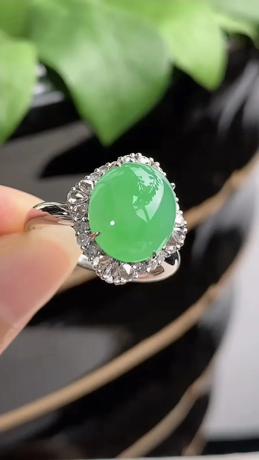 a货翡翠冰种18K金伴钻镶嵌甜绿蛋面戒指 圈口17.7裸石尺寸11.5×10mm 重量3.58g 1212