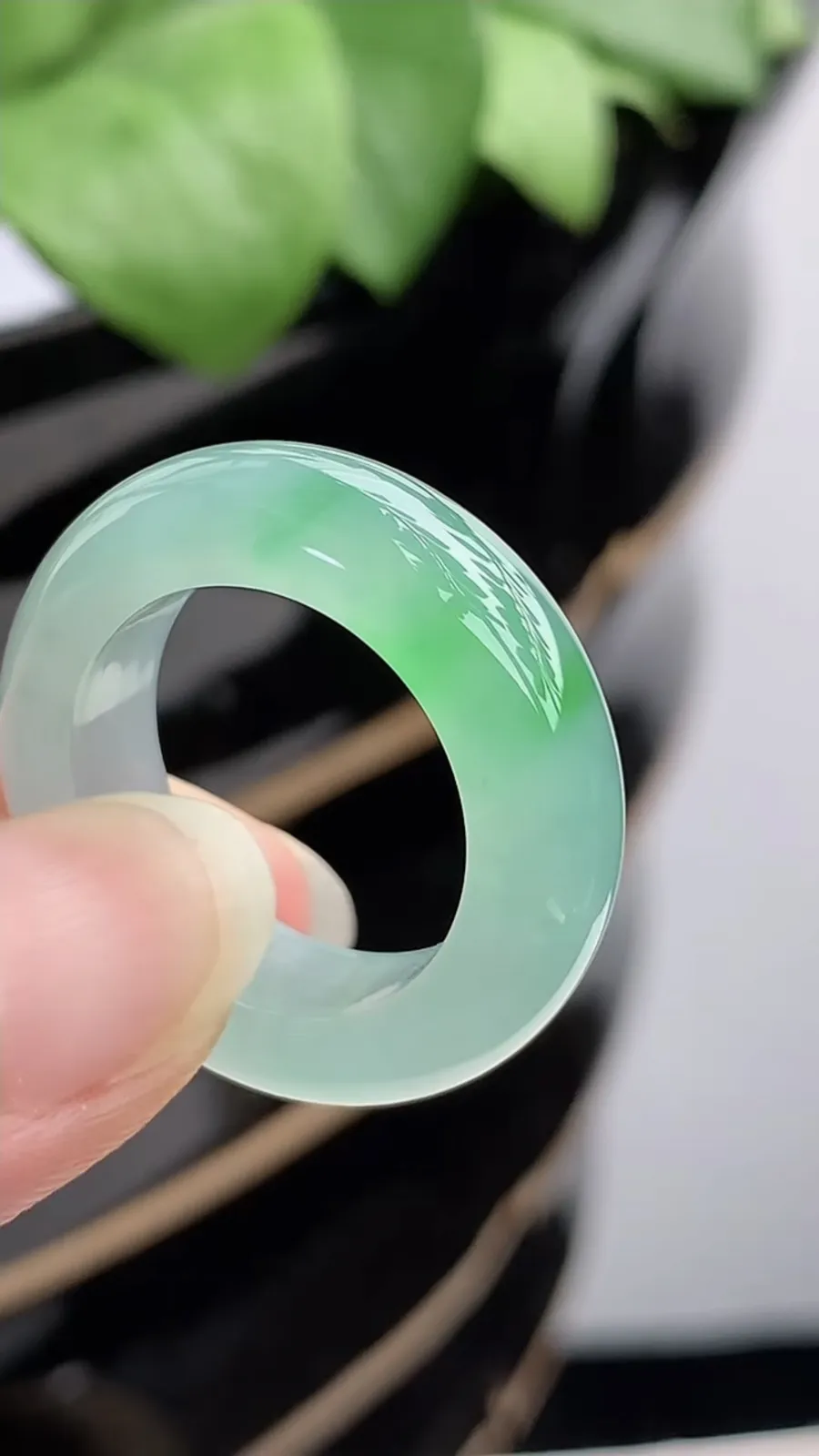 a货翡翠冰种飘绿素面戒指 尺寸18.6×7.5×4.7mm 重量7.52g 1214