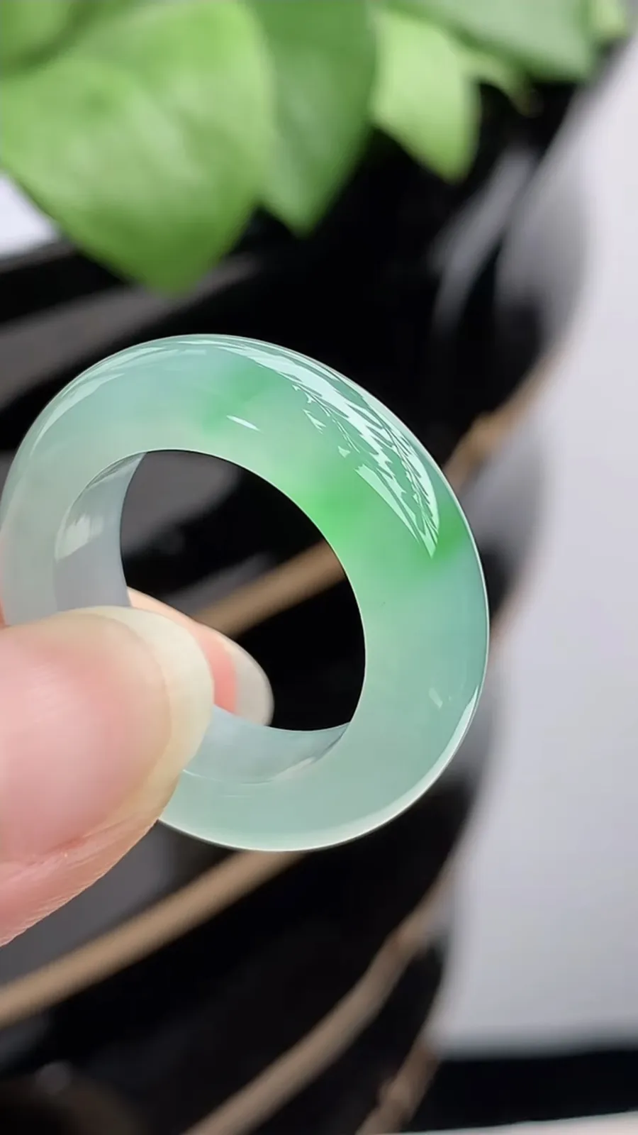 a货翡翠冰种飘绿素面戒指 尺寸18.6×7.5×4.7mm 重量7.52g 1214