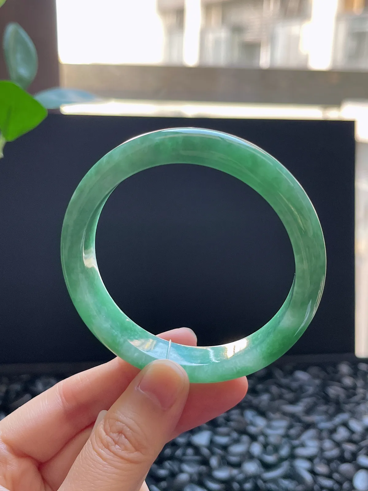 正圈56圈口，翡翠糯化种浅绿色手镯