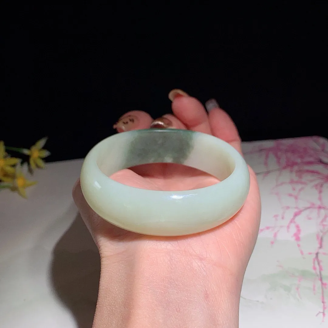 和田玉55.5圈口翠青手镯！圈口55.5宽18.3玉质细腻油润 底色纯净 脂粉好，品质高