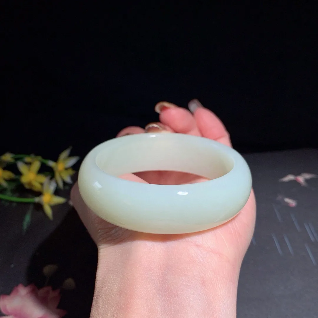 和田玉54.5圈青白玉宽版手镯！玉质细腻油润 底色纯净  无裂无杂 脂粉好，品质高。