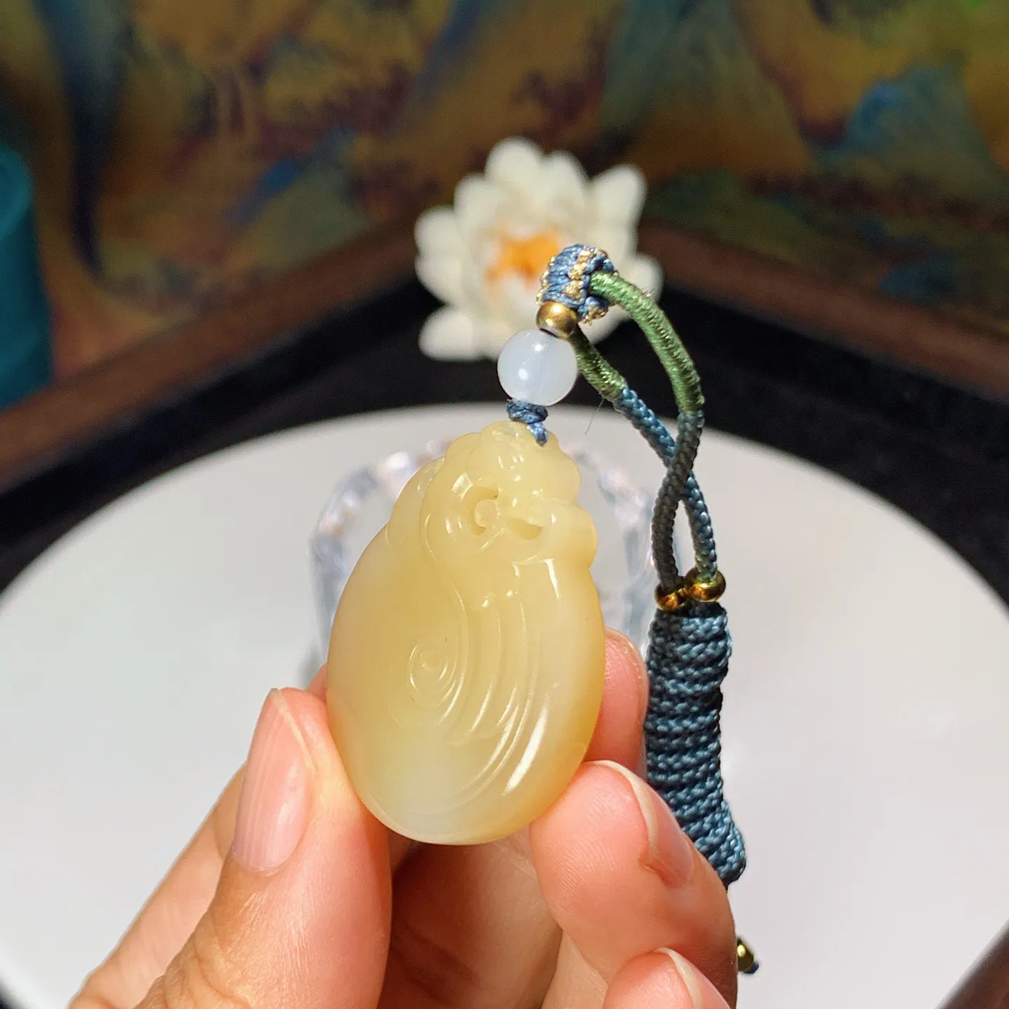 新疆和田玉且末糖有凤来仪凤凰挂件。尺寸34/28/7重14.8克。玉质细腻油润。手推出油。佩戴高端大