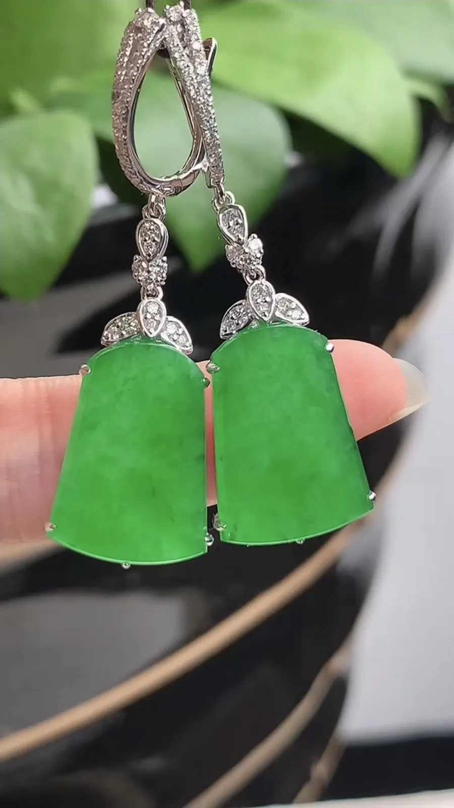 a货翡翠冰种18K金伴钻镶嵌阳绿无事牌耳坠 尺寸17×11.8×4mm 重量6.45g 1210