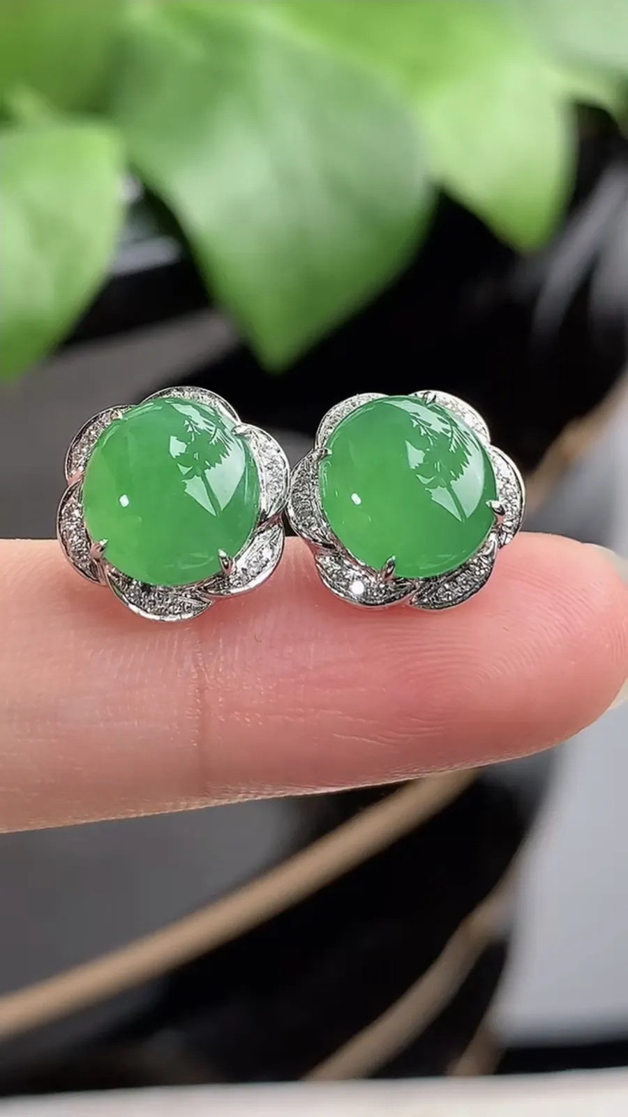 a货翡翠冰种18K金伴钻镶嵌满绿蛋面耳钉 尺寸8.4×7.7mm 重量3.13g 1212