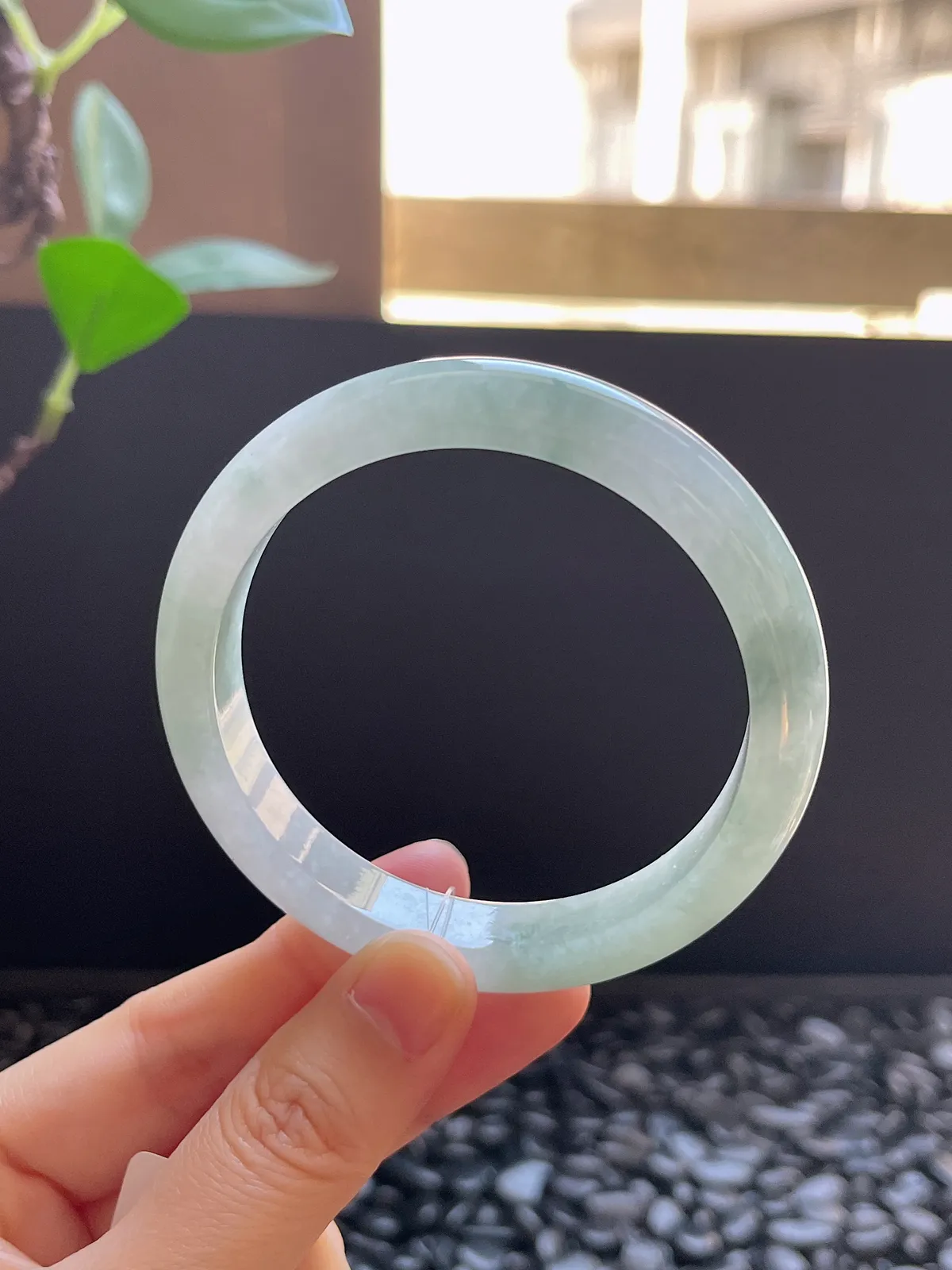 正圈56圈口，翡翠冰糯种淡绿色手镯