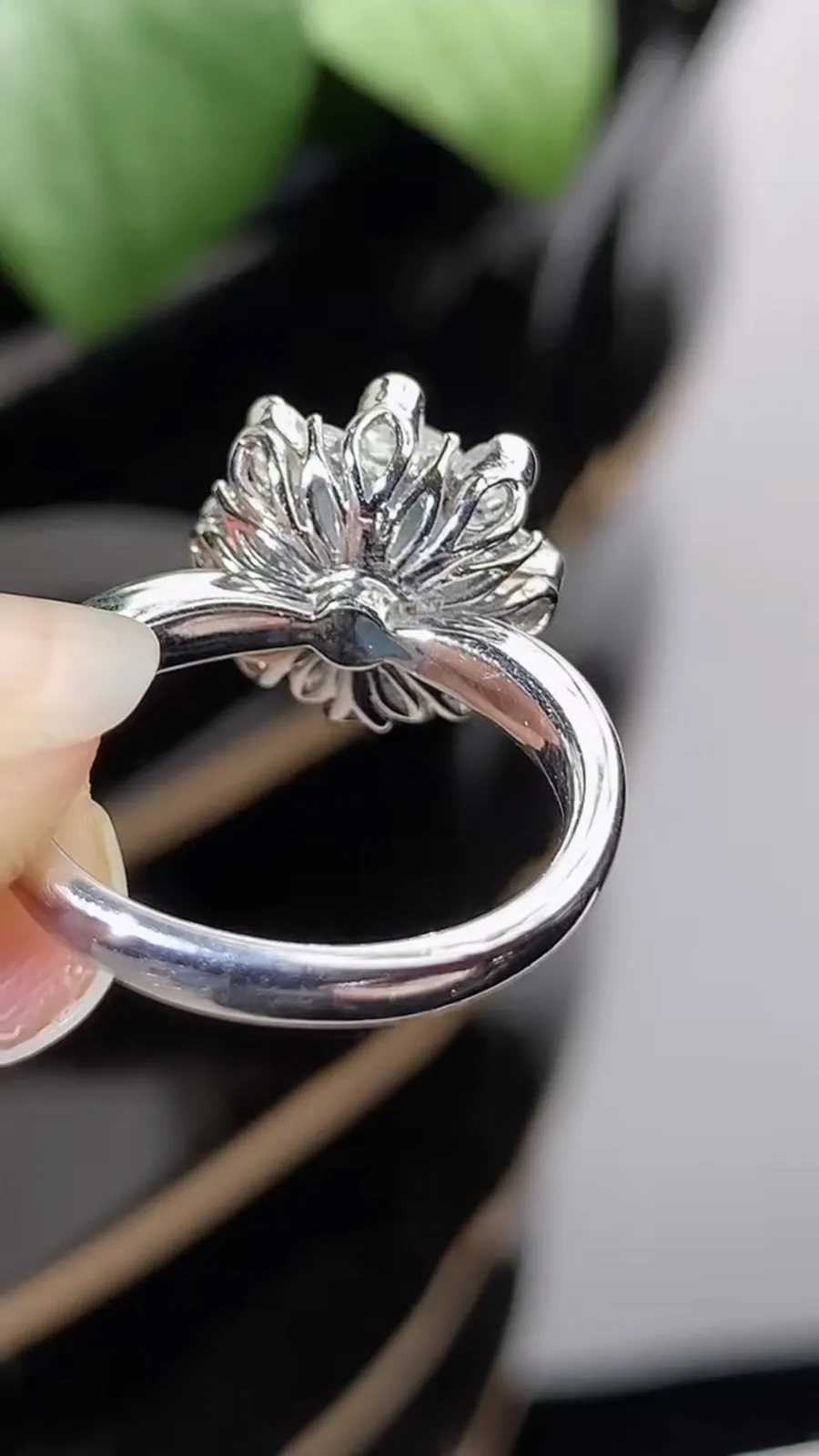 a货翡翠高冰种18K金伴钻镶嵌白月光蛋面戒指 圈口17裸石尺寸7.3×6.8mm 重量4.60g 1211