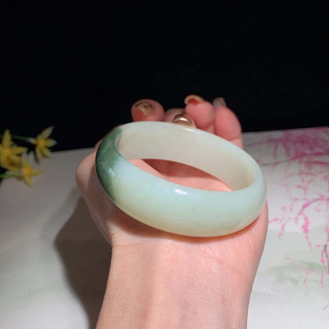 和田玉55.5圈口翠青手镯！圈口55.5宽18.3玉质细腻油润 底色纯净 脂粉好，品质高