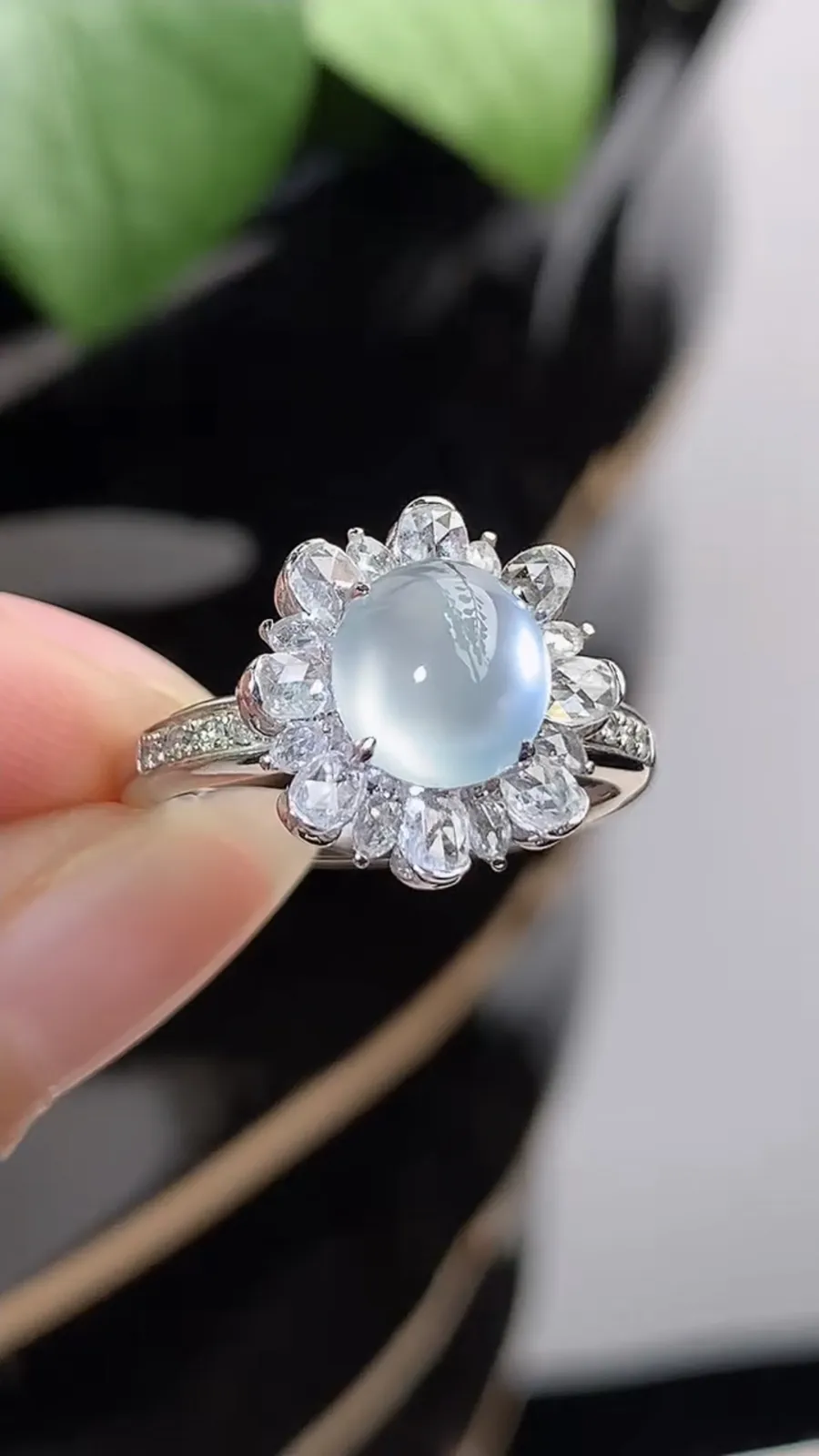 a货翡翠高冰种18K金伴钻镶嵌白月光蛋面戒指 圈口17裸石尺寸7.3×6.8mm 重量4.60g 1211