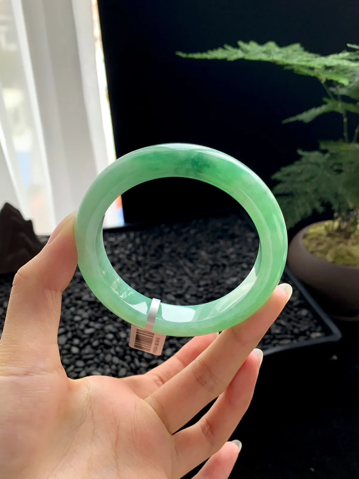 【满绿】
尺寸：57.2*12.3*9.2
编号：WHB003-13-21
纯净的底色似山间的晨雾