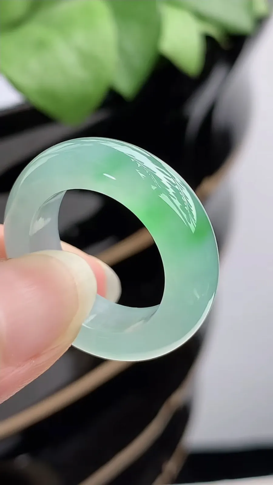 a货翡翠冰种飘绿素面戒指 尺寸18.6×7.5×4.7mm 重量7.52g 1214