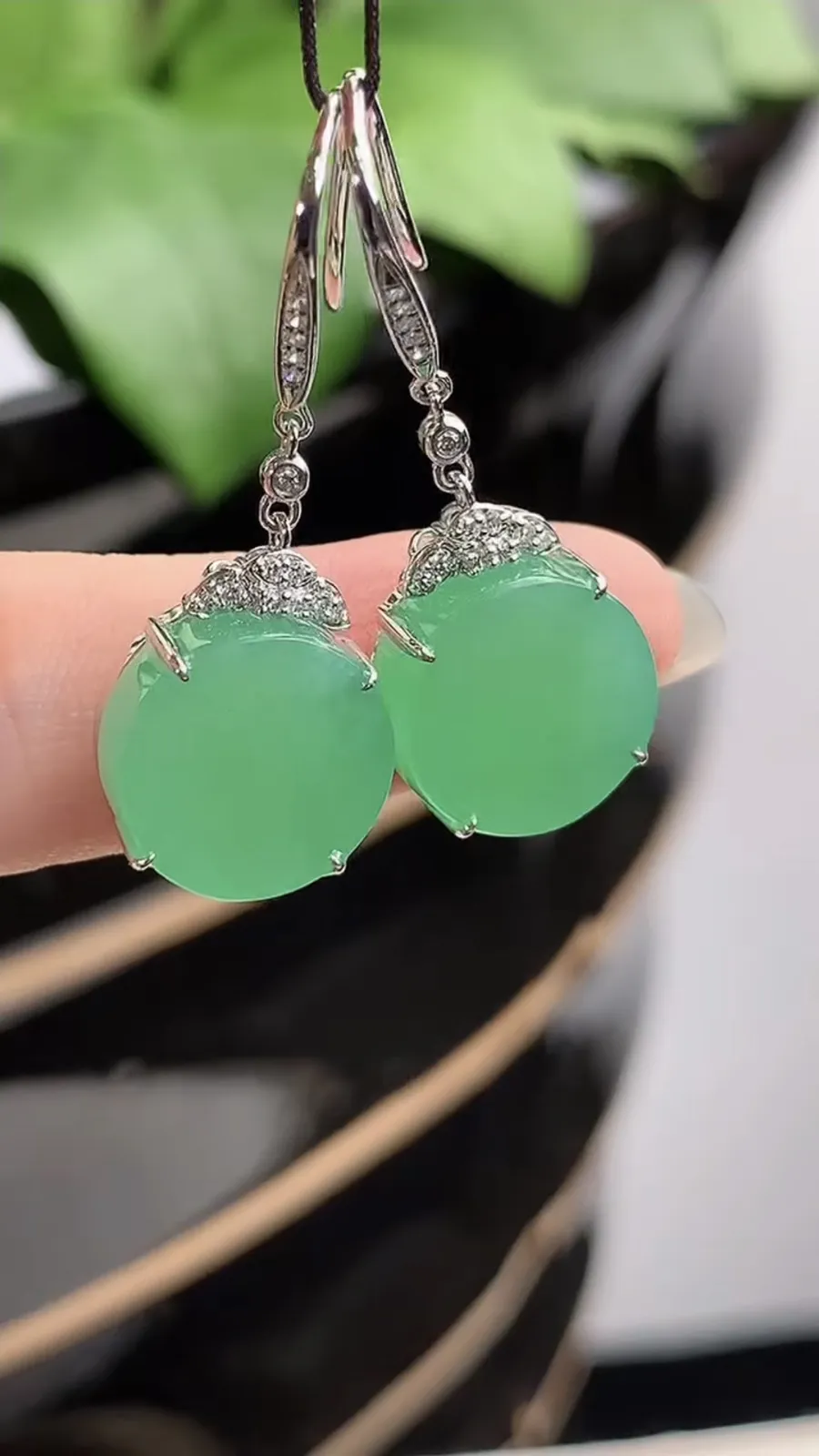 a货翡翠冰种18K金伴钻镶嵌满绿无事牌耳坠 尺寸11.3×5.4mm 重量4.53g 1213