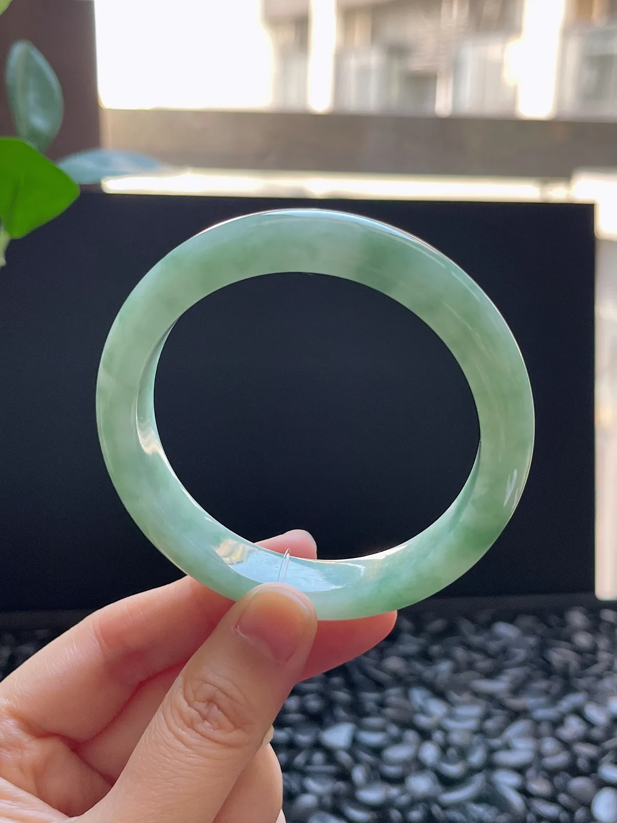 正圈57圈口，翡翠糯化种飘绿手镯