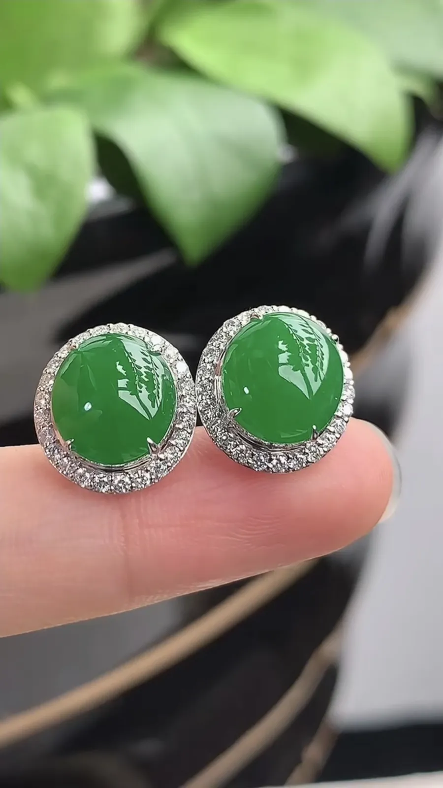 a货翡翠老坑种18K金伴钻镶嵌阳绿蛋面耳钉 尺寸10×8.8mm 重量3.86g 1210