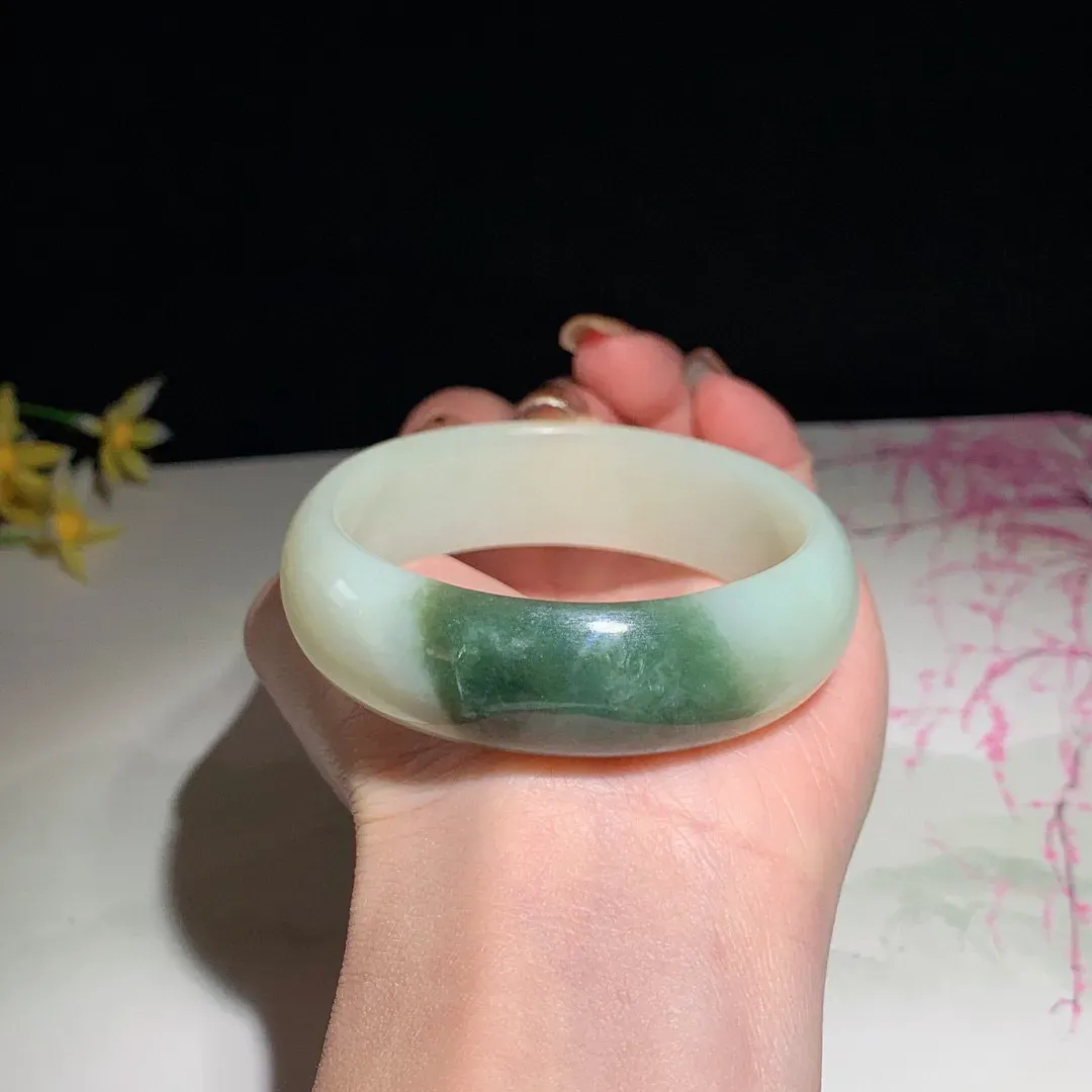 和田玉55.5圈口翠青手镯！圈口55.5宽18.3玉质细腻油润 底色纯净 脂粉好，品质高