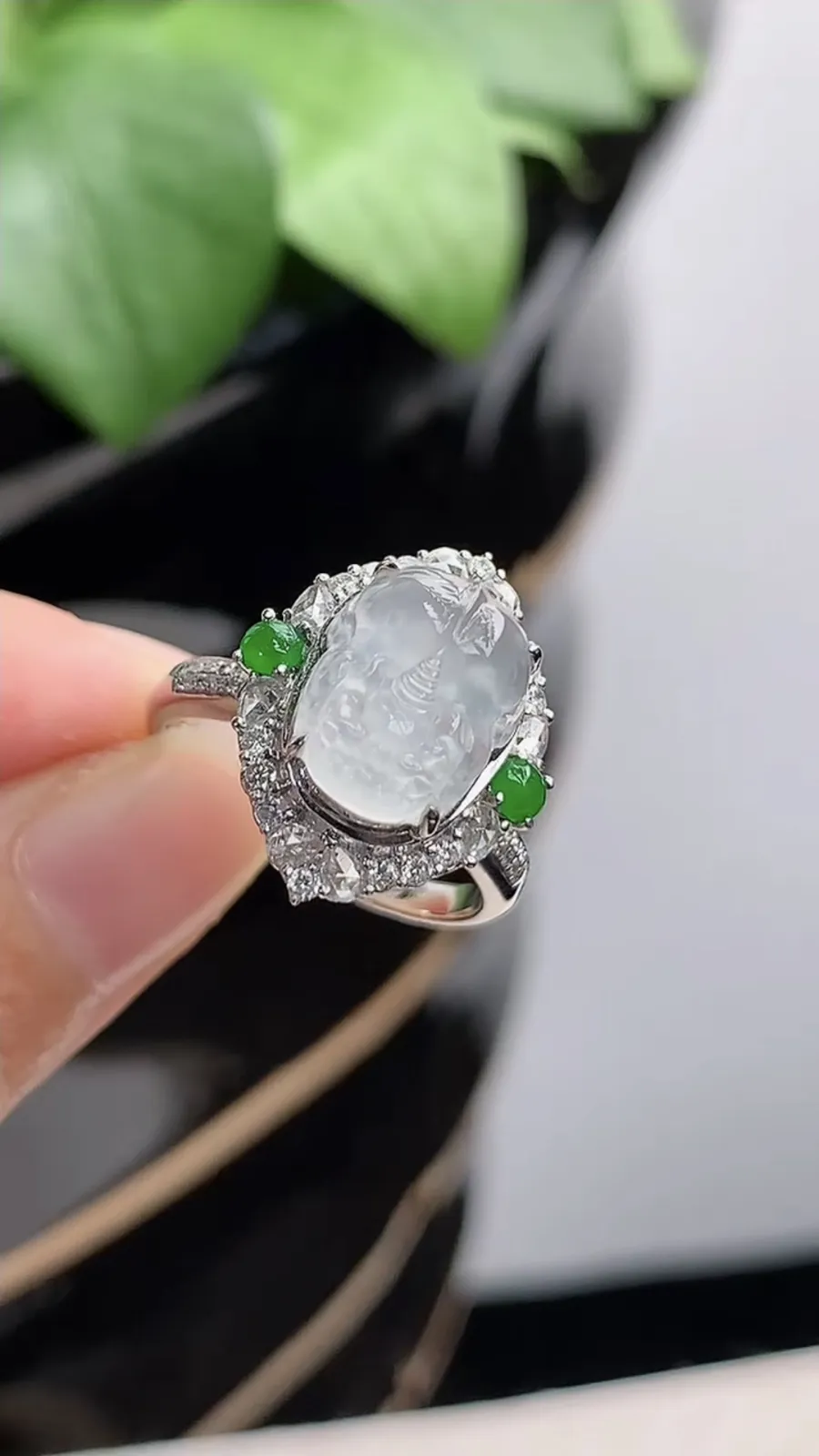 a货翡翠冰种18K金伴钻镶嵌白月光招财貔貅戒指 圈口17.4裸石尺寸11.3×8.5mm 重量4.2