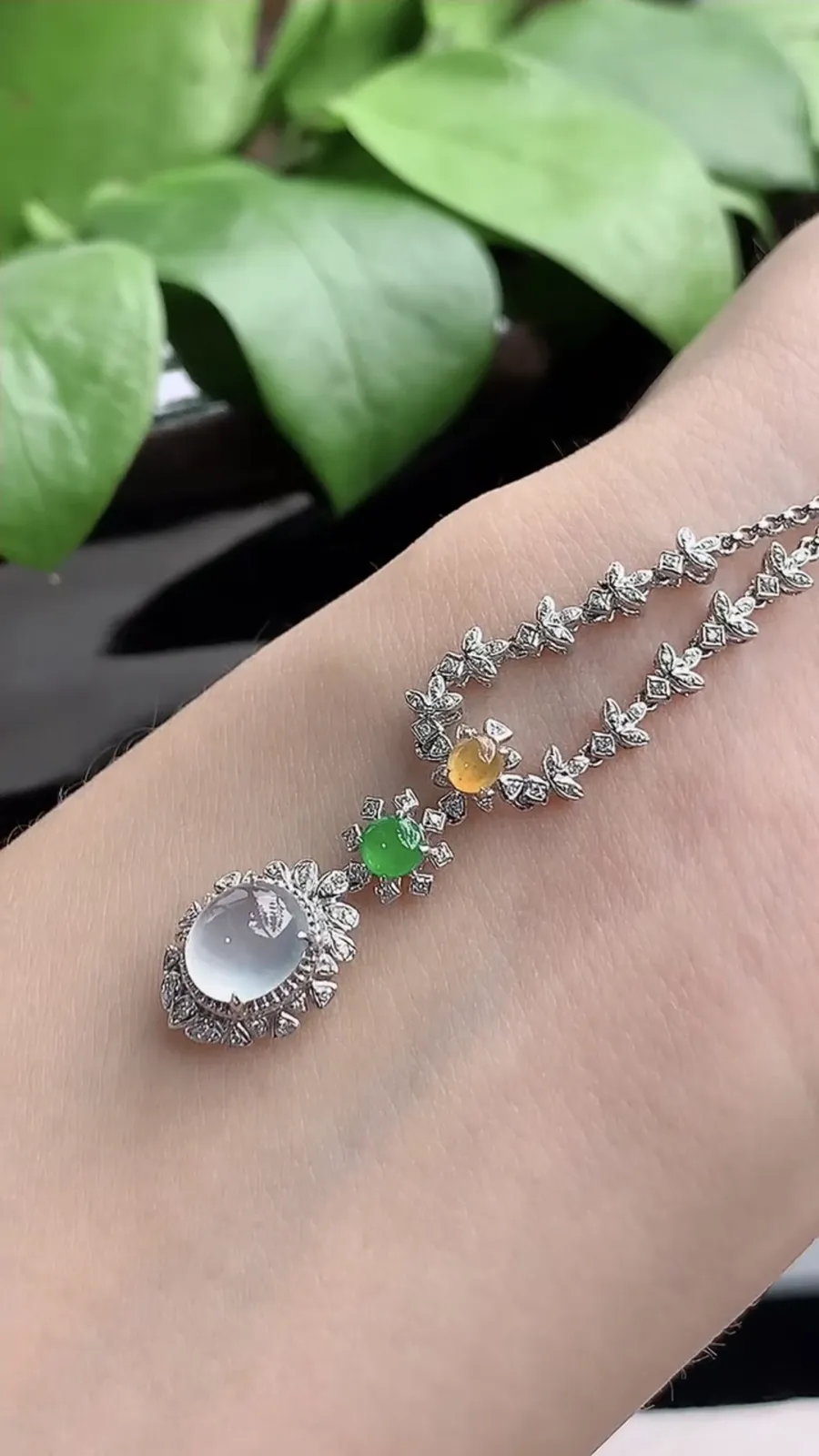 a货翡翠冰种18K金伴钻镶嵌三彩蛋面项链 尺寸7×6×7.7mm 重量5.60g 1210