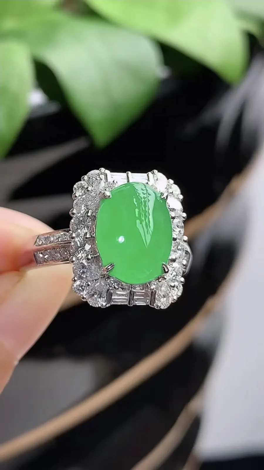 a货翡翠冰种18K金伴钻镶嵌阳绿蛋面戒指 圈口19裸石尺寸10.7×8mm 重量5.48g 1210