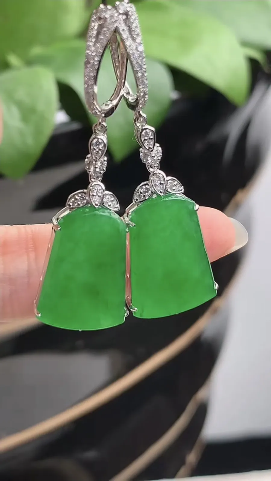 a货翡翠冰种18K金伴钻镶嵌阳绿无事牌耳坠 尺寸17×11.8×4mm 重量6.45g 1210