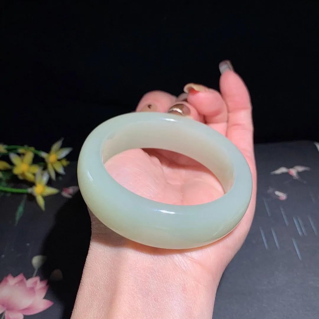 无结构，和田玉53.5圈晴水色宽版手镯，玉质细腻油润 底色纯净  无裂无杂 脂粉好，品质高。