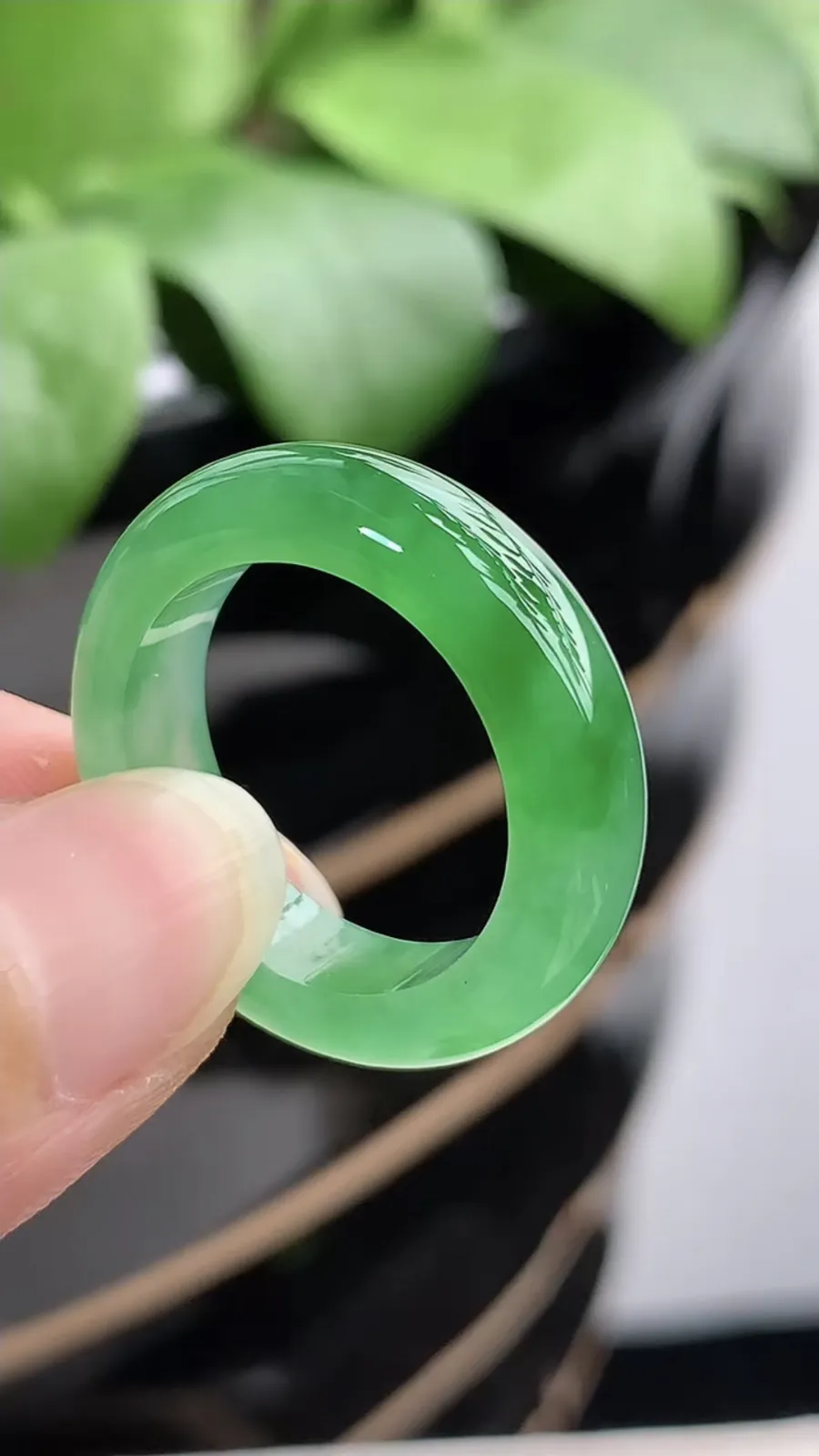 a货翡翠冰种飘绿素面戒指 尺寸18.6×5.3×4mm 重量4.94g 1210