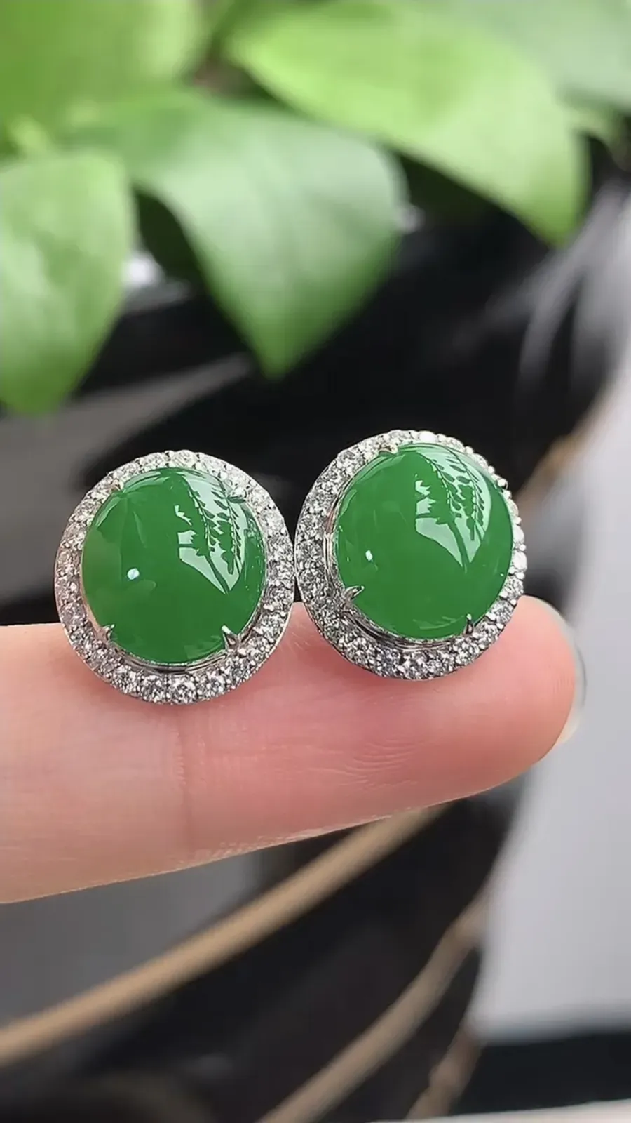 a货翡翠老坑种18K金伴钻镶嵌阳绿蛋面耳钉 尺寸10×8.8mm 重量3.86g 1210