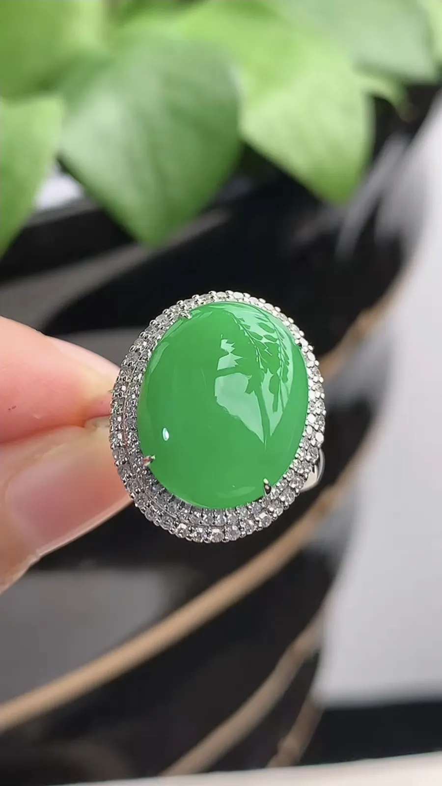 a货翡翠冰种18K金伴钻镶嵌阳绿蛋面戒指 圈口18裸石尺寸15.2×11.8mm 重量4.52g 1