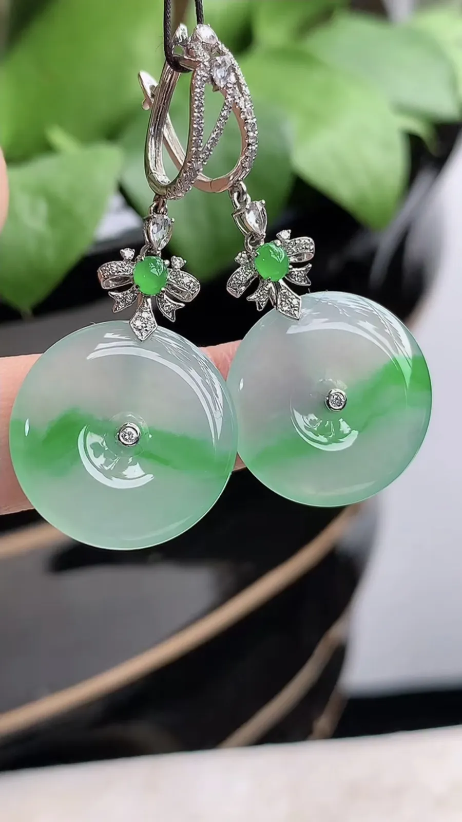 a货翡翠冰种18K金伴钻镶嵌飘阳绿平安扣耳坠 尺寸19.7×4mm 重量8.86g 1211