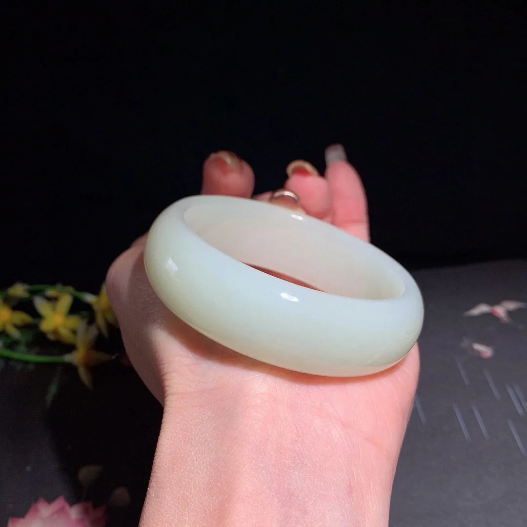 和田玉54.5圈青白玉宽版手镯！玉质细腻油润 底色纯净  无裂无杂 脂粉好，品质高。