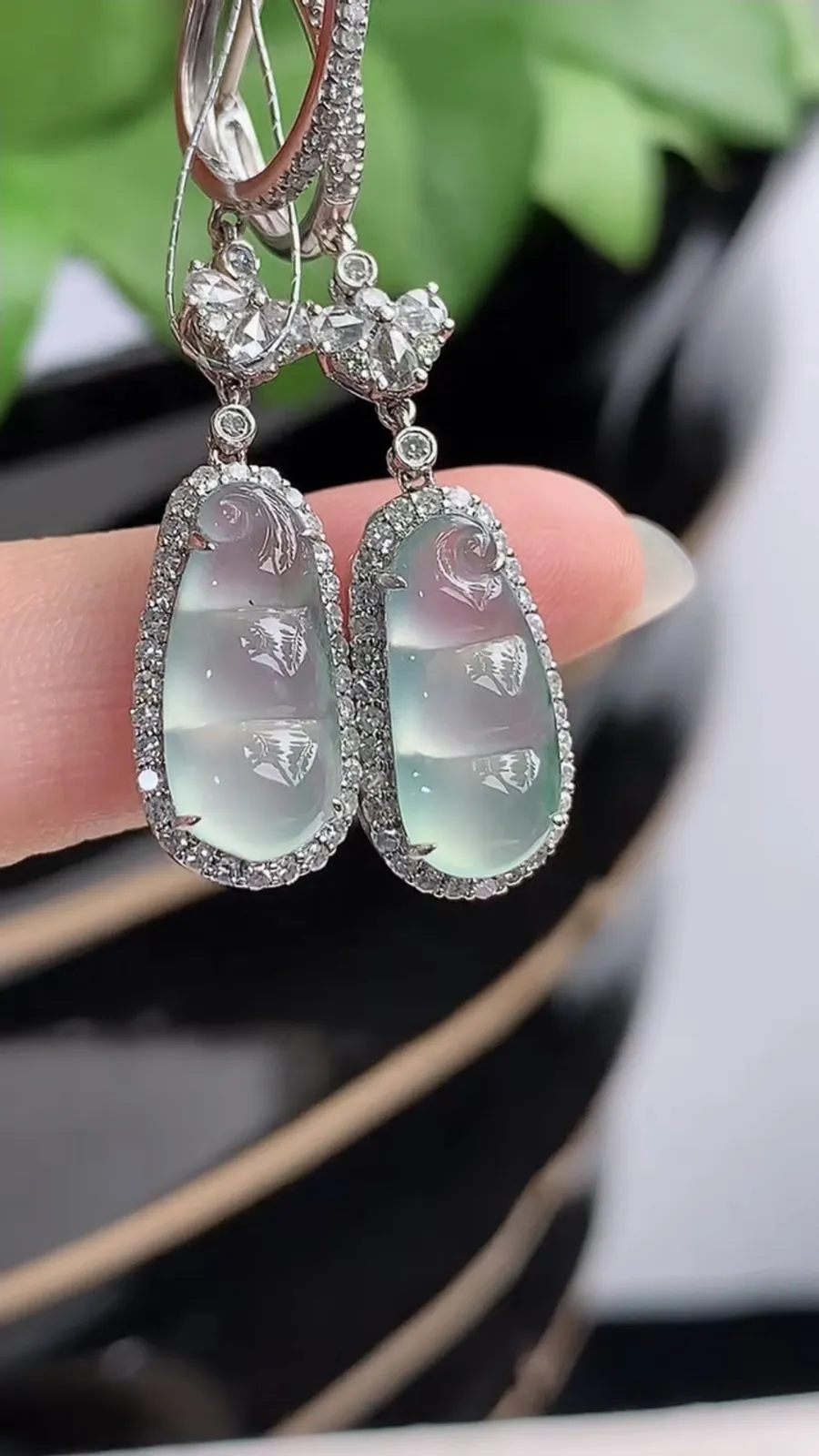 a货翡翠冰种18K金伴钻镶嵌飘花四季豆福豆平安豆耳坠 尺寸14.3×6.5×7mm 重量5.18g 1214