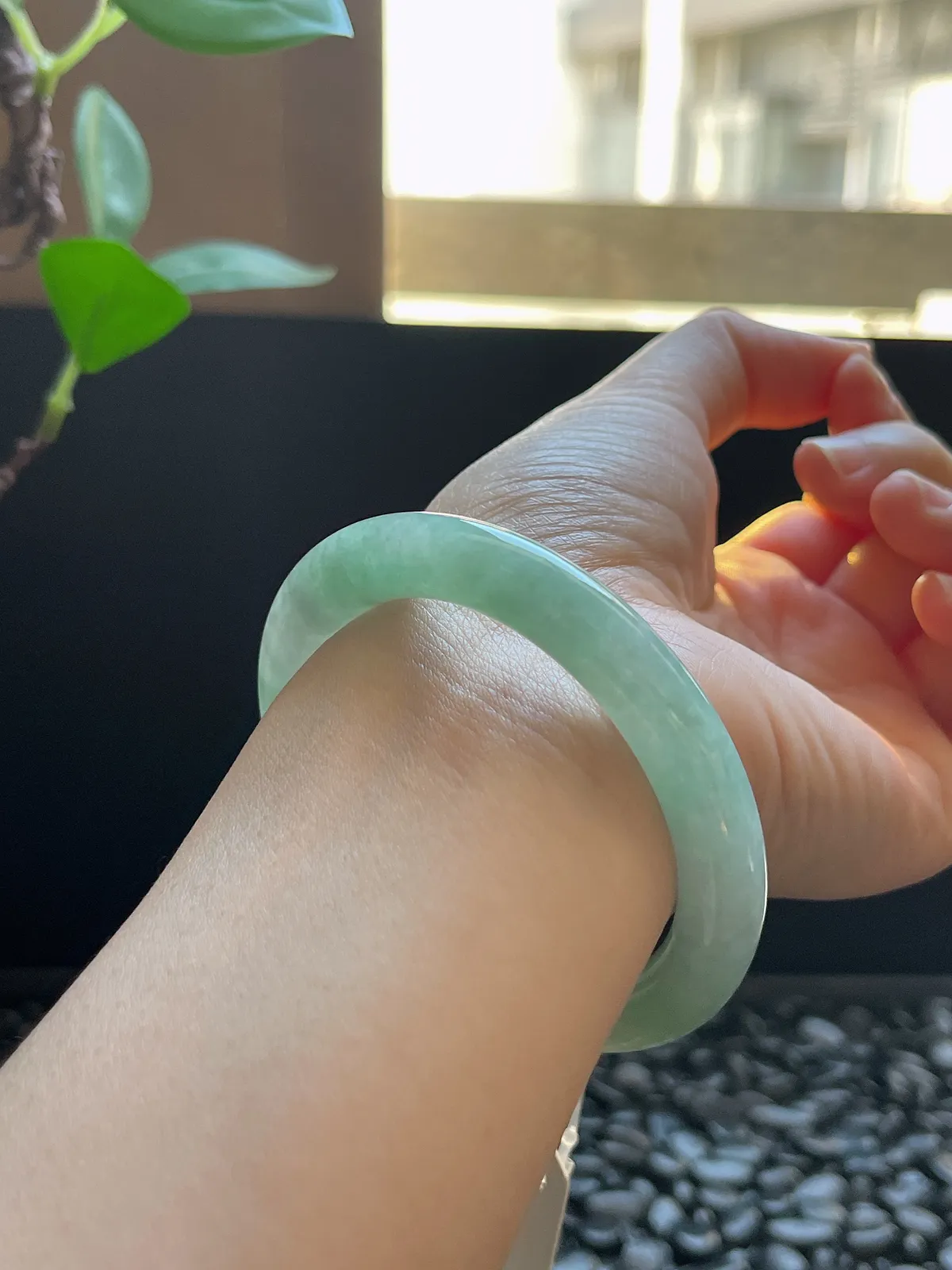 圆镯54圈口，翡翠糯化种淡绿色手镯