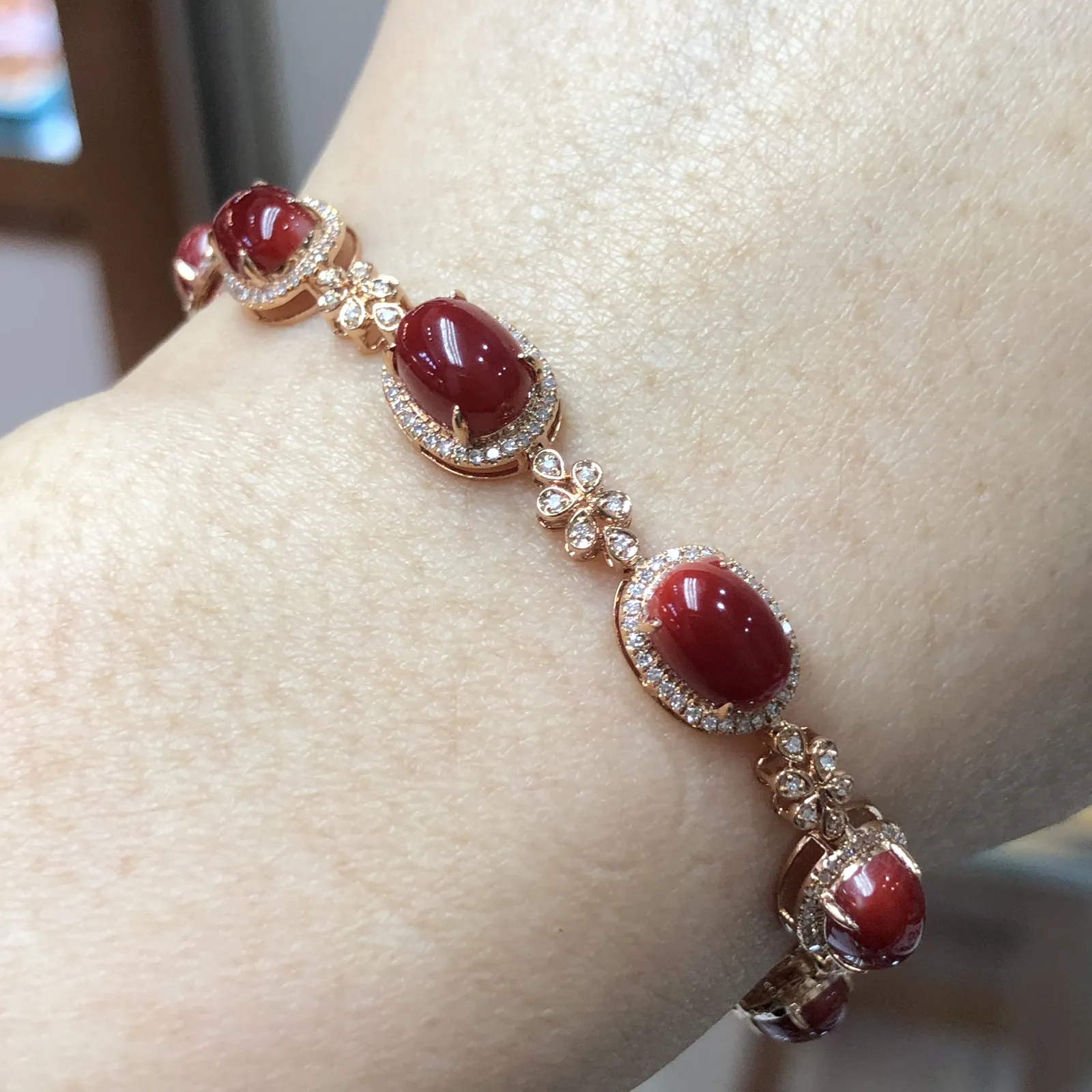 【天然阿卡赤血牛血红珊瑚18K厚金精镶手链】天然️添加，日本阿卡材料，赤血牛血红色，共6颗蛋面，1