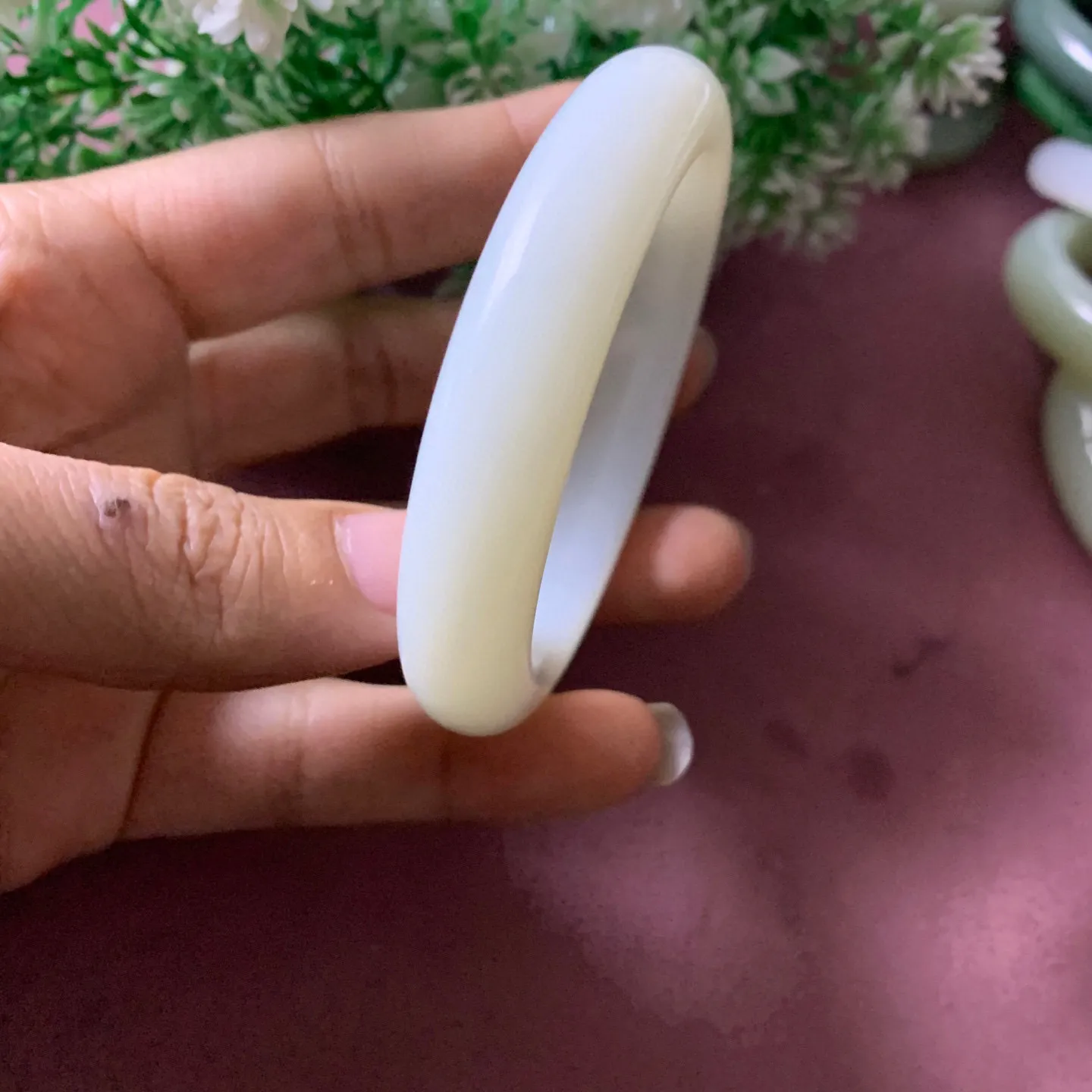 55圈口和田玉羊脂白手镯【挽间柔情】，镯型古朴典雅。在诗情画意的雨巷相遇，你是我腕间的一抹风情，有你眸有深情.清风荡漾湖间静水，我愿俯身低眉，在烟波涟漪处寻你。