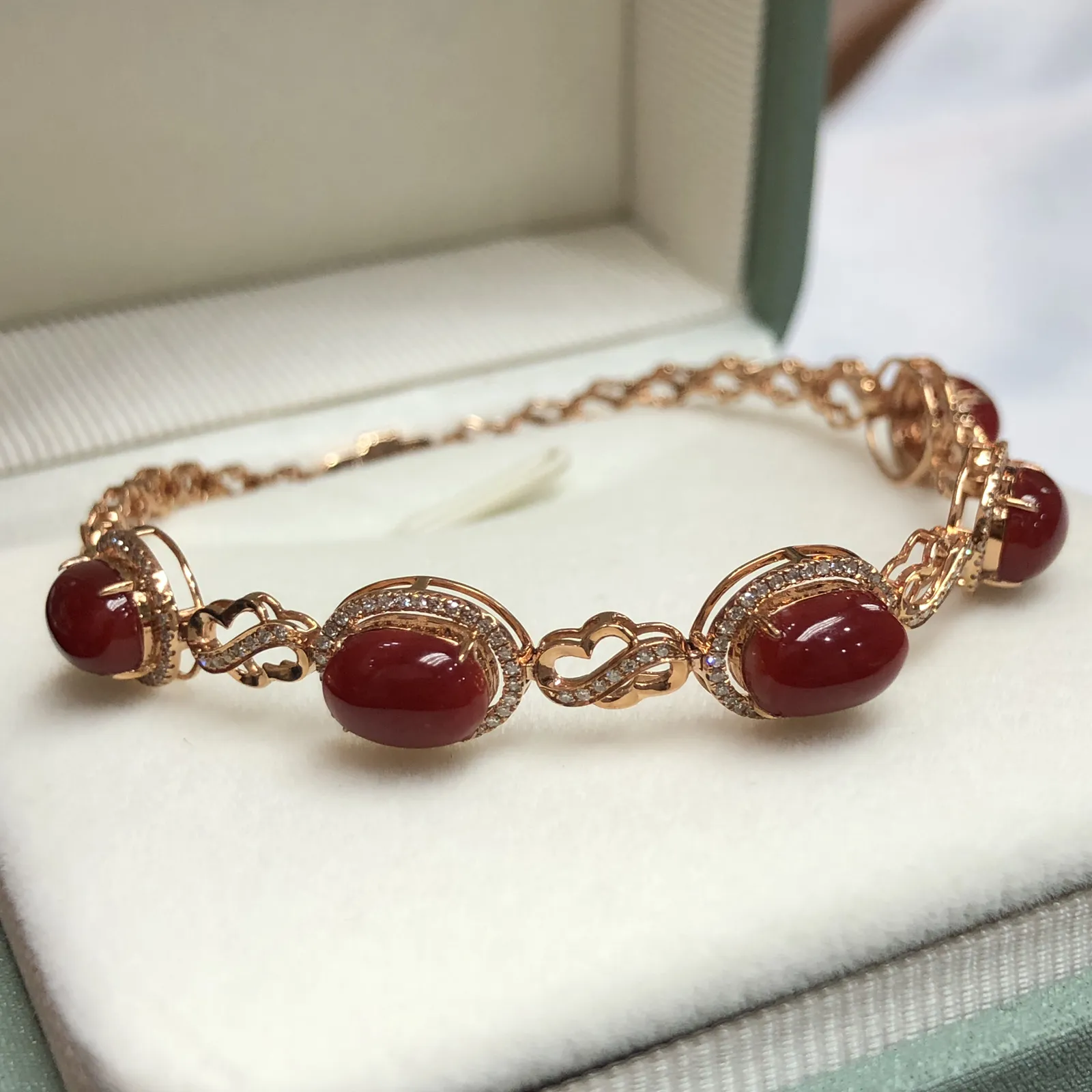 【天然阿卡赤血牛血红珊瑚18K厚金精镶手链】天然️添加，日本阿卡材料，赤血牛血红色，共5颗蛋面，18k金钻石 镶嵌，裸面尺寸约8.3*5.7*5mm，整体尺寸96.5*8.5*6.5mm，重量8.1克，手链总长度180mm，珊瑚属有机宝石，色泽喜人，质地莹润，珊瑚在深海里经千年生长“形如树，色似火”水与火的融合。