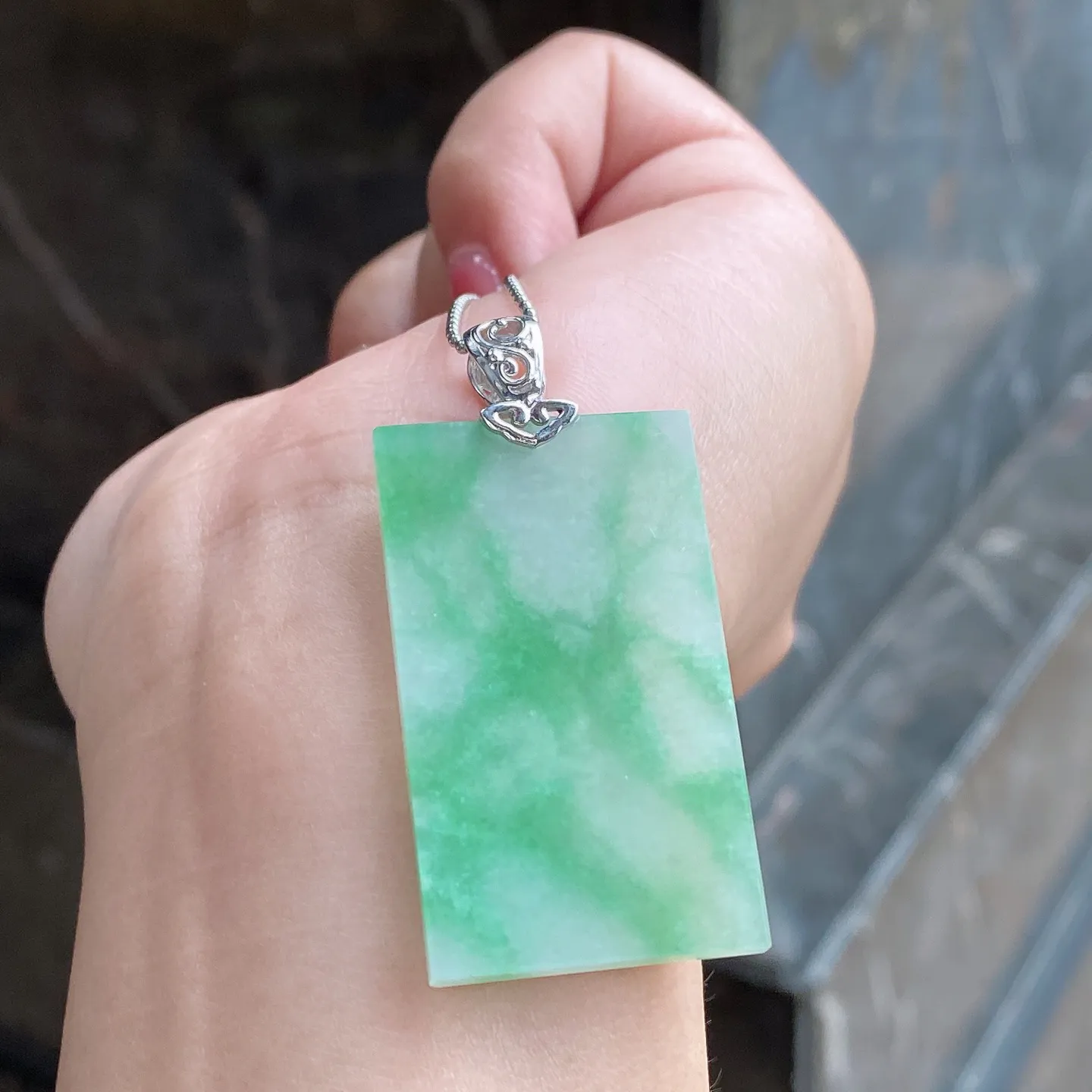 冰糯种飘绿花无事牌吊坠 尺寸48.9-23.5-3.2毫米