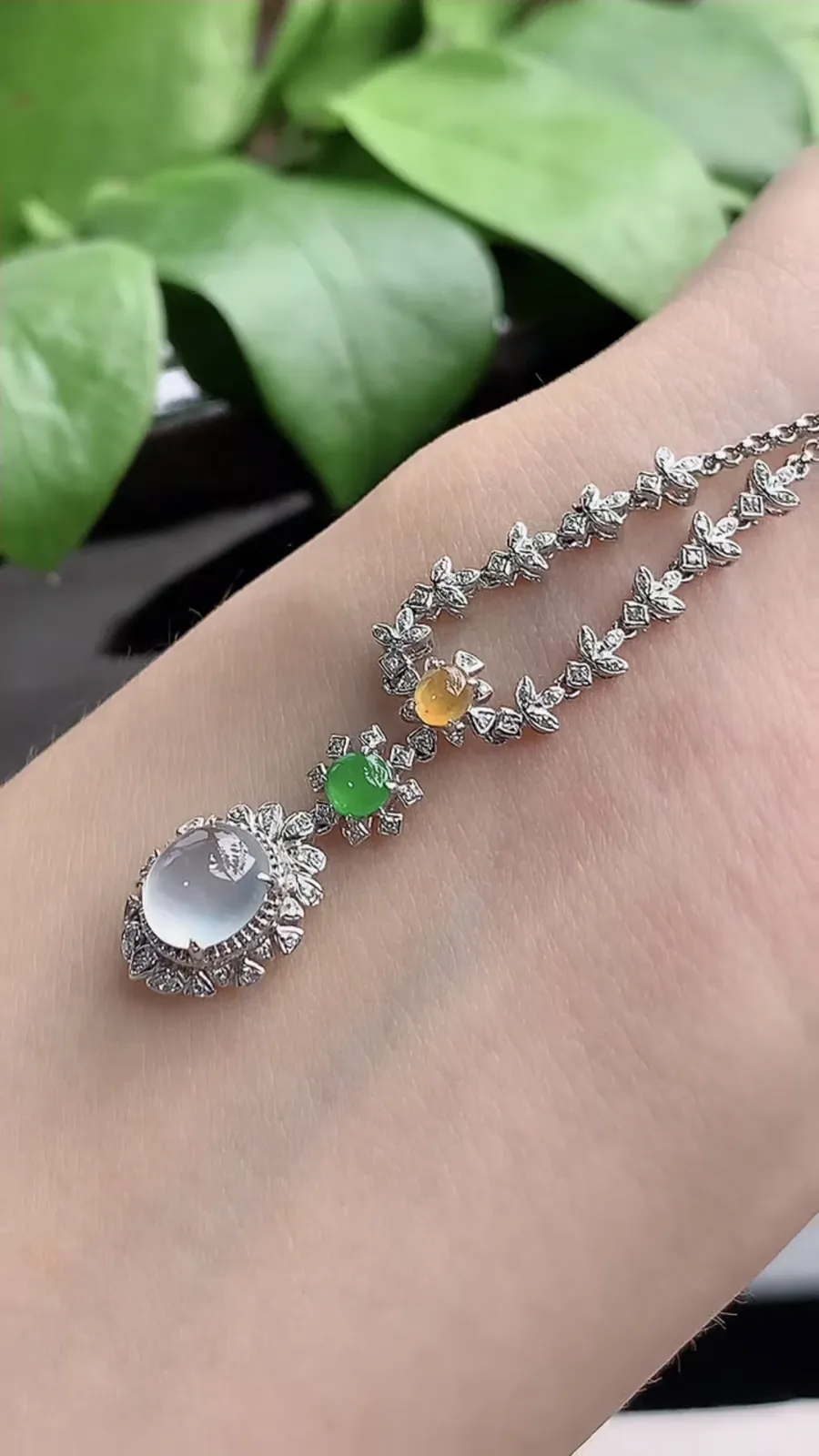 a货翡翠冰种18K金伴钻镶嵌三彩蛋面项链 尺寸7×6×7.7mm 重量5.60g 1210