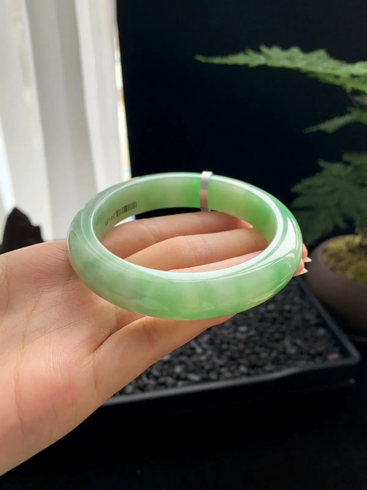 【飘绿】
尺寸：57*13*9
编号：WZY318-120-050
翠色流转，光影交错间，手镯上的每一缕绿意都仿佛在诉说着古老而神秘的故事