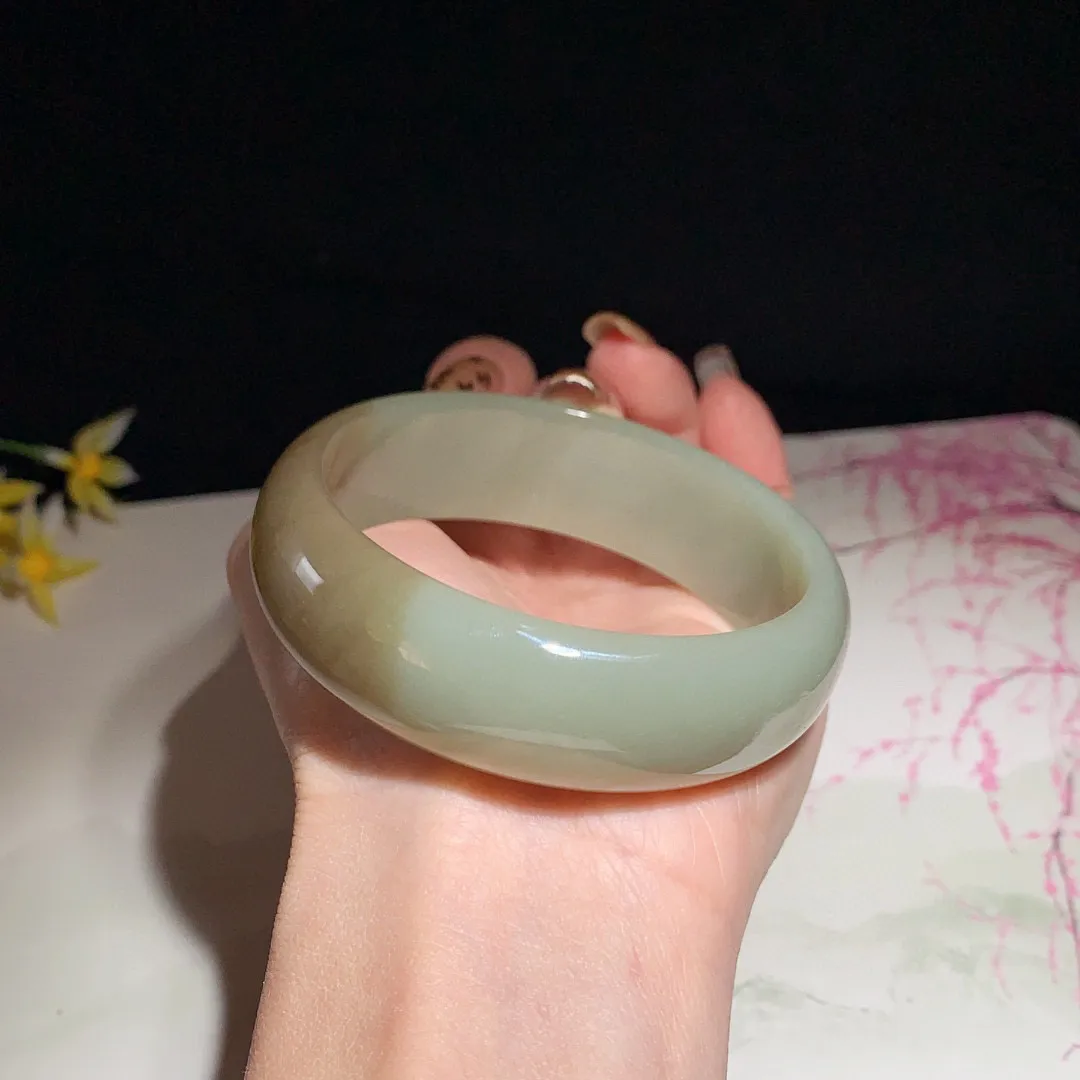 和田玉60圈口且末糖手镯！圈口60宽20玉质细腻油润 底色纯净 无裂无黑 脂粉好，品质高