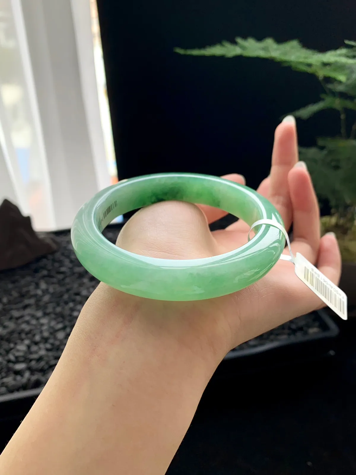 【满绿】
尺寸：57.2*12.3*9.2
编号：WHB003-13-21
纯净的底色似山间的晨雾，轻柔缥缈，那一抹翠绿如林间跳跃的精灵