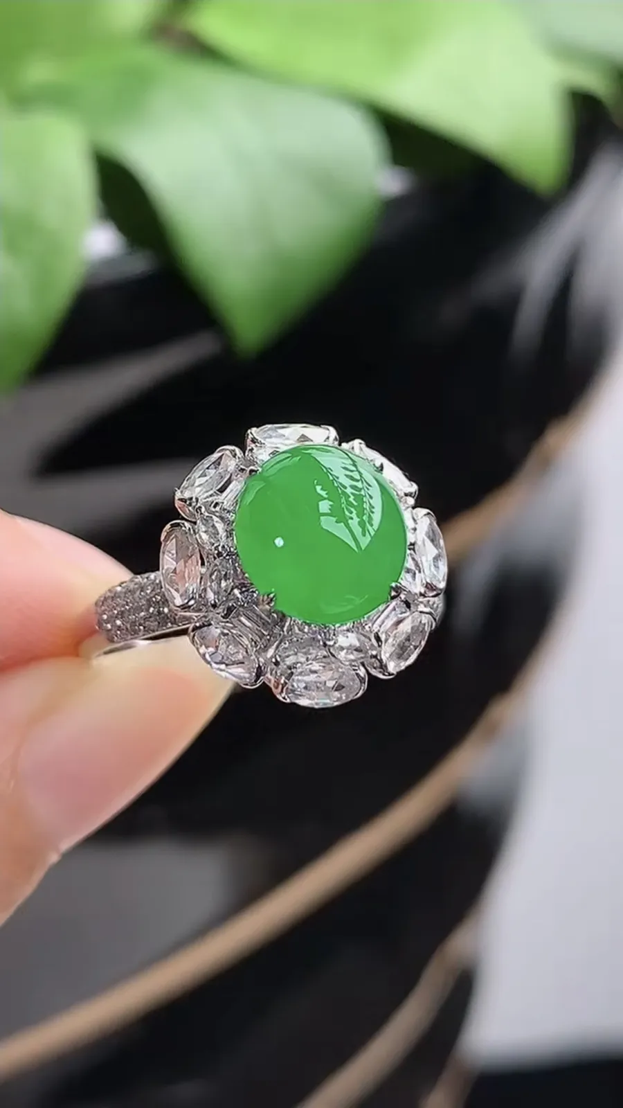 a货翡翠冰种18K金伴钻镶嵌阳绿蛋面戒指 圈口17.7裸石尺寸8.4×7.7mm 重量3.82g 1210