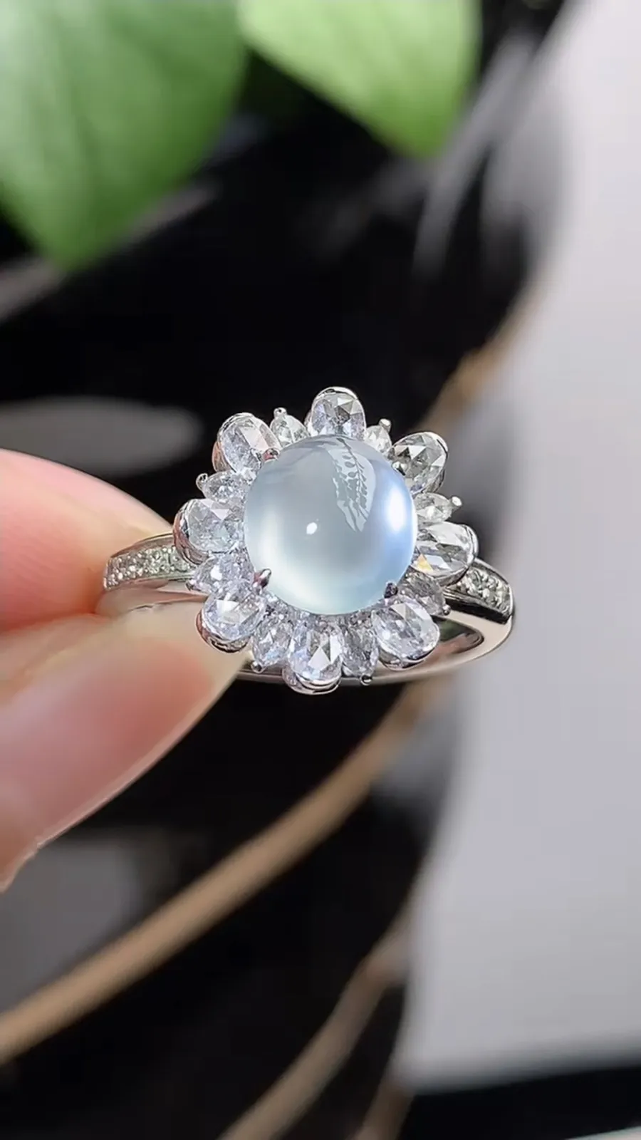 a货翡翠高冰种18K金伴钻镶嵌白月光蛋面戒指 圈口17裸石尺寸7.3×6.8mm 重量4.60g 1